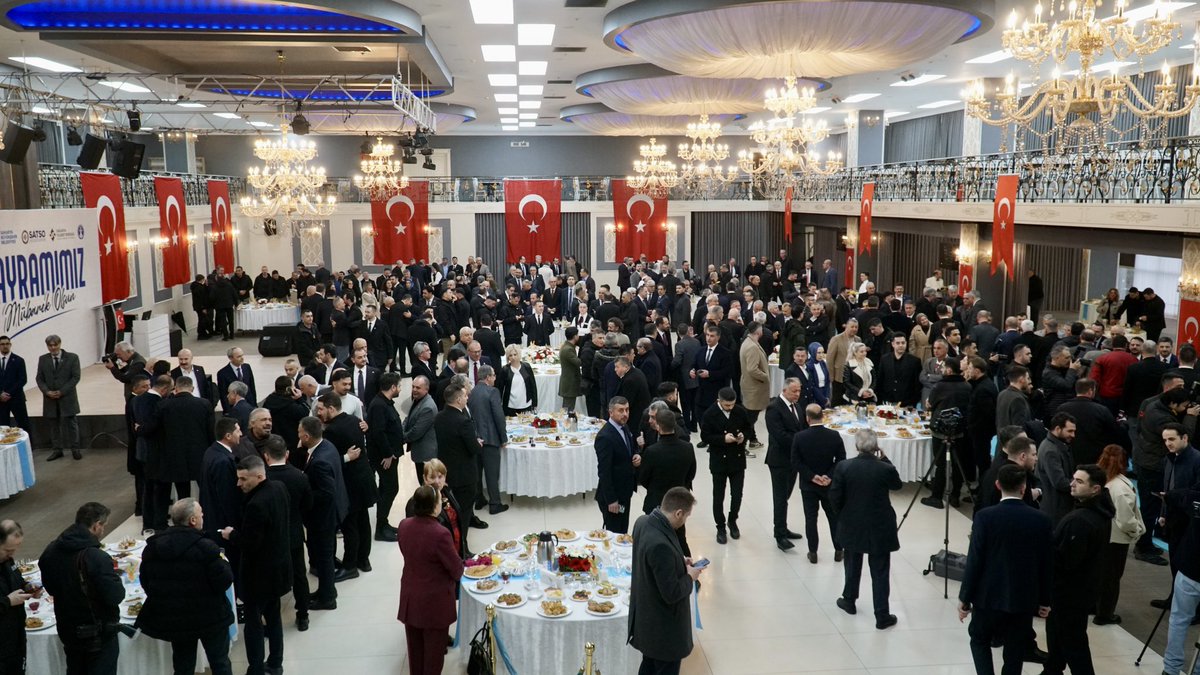 yunustever's tweet photo. Ramazan ayının manevi ikliminin ardından bayrama ulaşmanın mutluğunu şehir protokolü ile bayramlaşmamızda yaşadık. 

Bayramlaşma programında kıymetli hemşehrilerimizle buluşup bayramlaştık.

Rabb’im birlik ve beraberliğimizi daim eylesin, her günümüz bayram gibi geçsin. #RamazanBayramı
