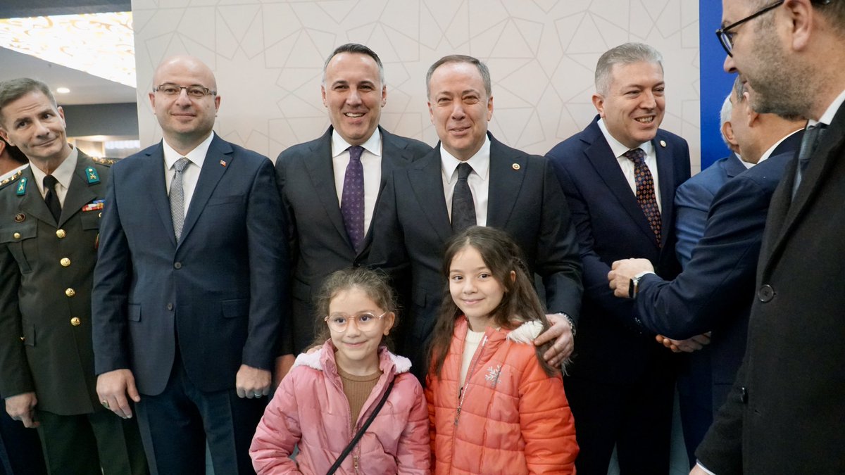 yunustever's tweet photo. Ramazan ayının manevi ikliminin ardından bayrama ulaşmanın mutluğunu şehir protokolü ile bayramlaşmamızda yaşadık. 

Bayramlaşma programında kıymetli hemşehrilerimizle buluşup bayramlaştık.

Rabb’im birlik ve beraberliğimizi daim eylesin, her günümüz bayram gibi geçsin. #RamazanBayramı