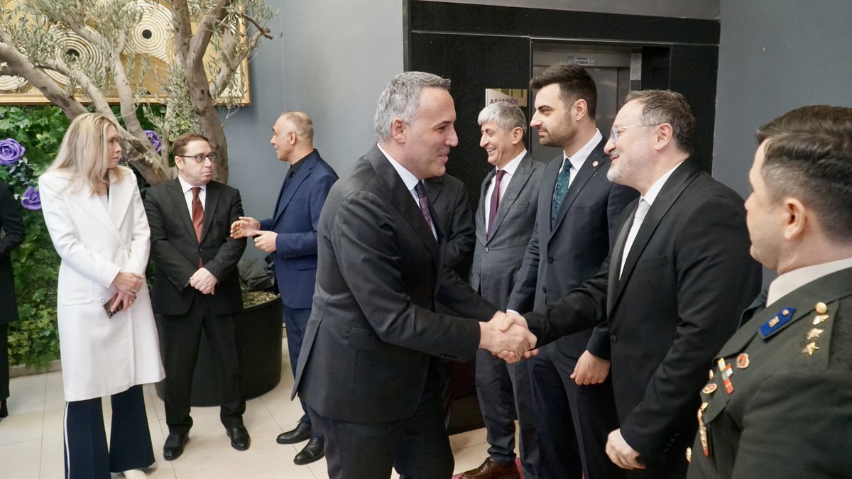 yunustever's tweet photo. Ramazan ayının manevi ikliminin ardından bayrama ulaşmanın mutluğunu şehir protokolü ile bayramlaşmamızda yaşadık. 

Bayramlaşma programında kıymetli hemşehrilerimizle buluşup bayramlaştık.

Rabb’im birlik ve beraberliğimizi daim eylesin, her günümüz bayram gibi geçsin. #RamazanBayramı