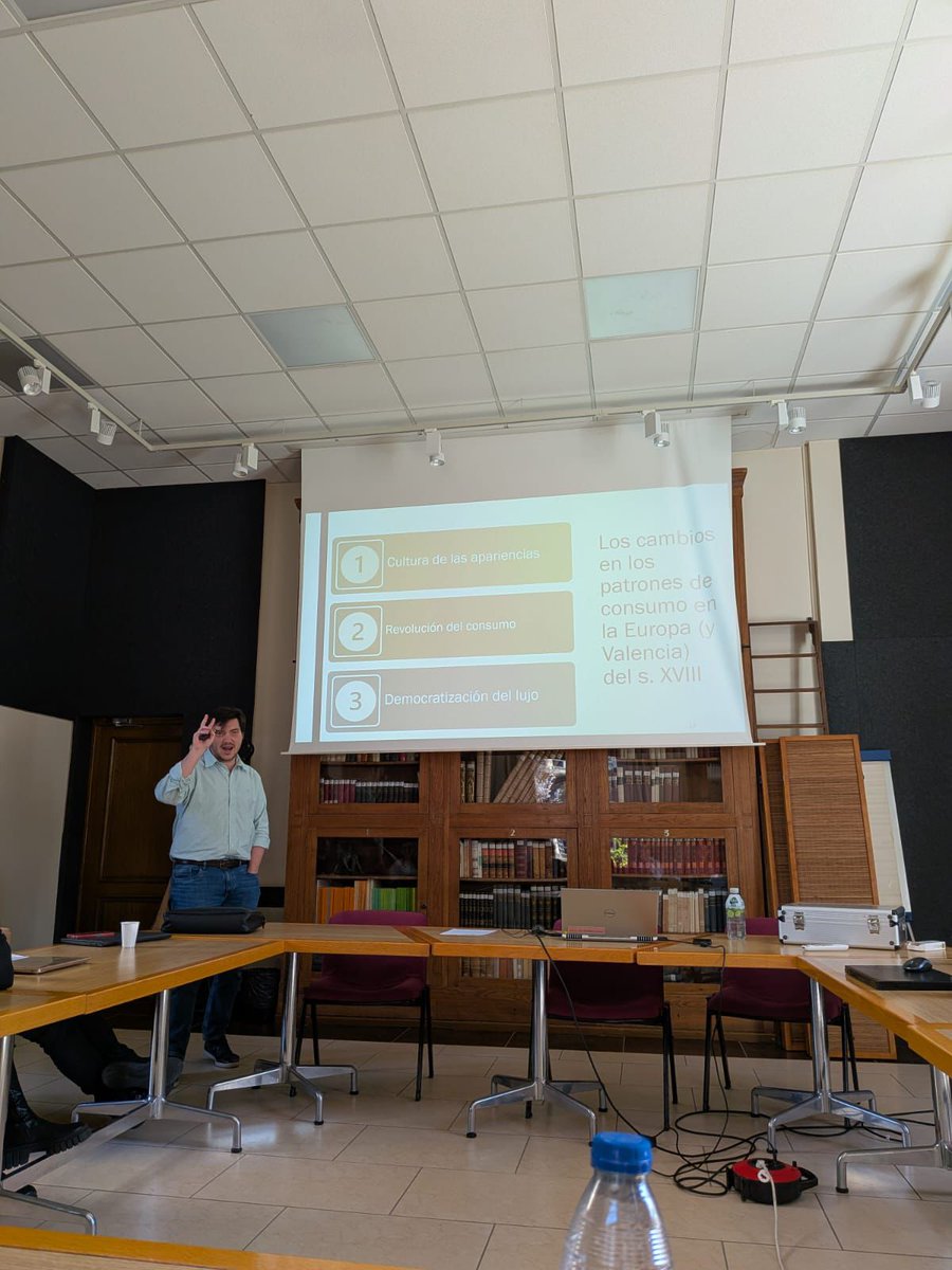 AndresBorrasB's tweet photo. Estoy MUY contento con el desarrollo de las Jornadas de Ciencias Sociales del @CdE_Paris  👏, en las que además de organizar y moderar me adentré en la revolución del consumo a través de los abastos de Valencia (XVIII) 🍖🍷🧊
Muy orgulloso del trabajo de la organización 🫶🙌 https://t.co/yb4xDKLFHn