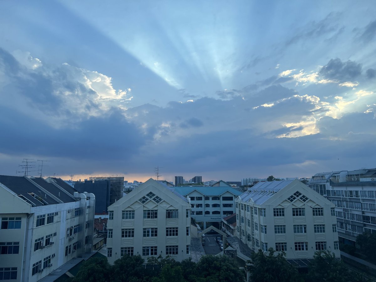 dfauraven's tweet photo. I guess I should spend more time looking out into the world, beyond my four walls… https://t.co/yQjAZfvYoZ