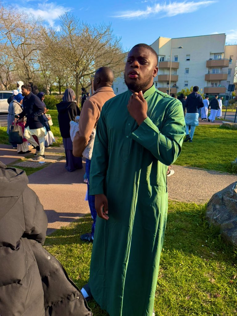 djibs__7's tweet photo. Aid moubarak les frere 🙌🏾🙌🏾❤️ pas de Bazin cette année #aidmubarak #simpleefficace https://t.co/60RHUukXXJ