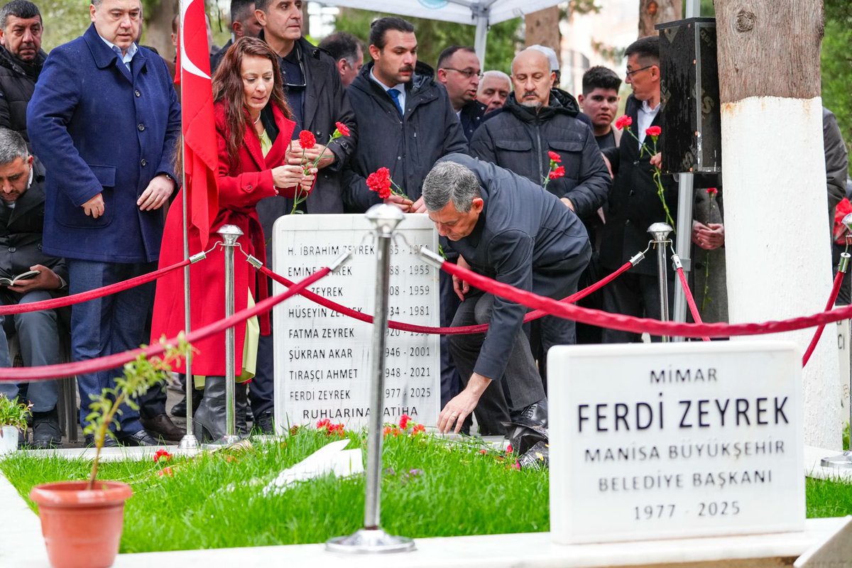herkesicinCHP's tweet photo. Genel Başkanımız Özgür Özel, Ramazan Bayramı’nın ilk gününde aile büyüklerinin yanı sıra Manisa Büyükşehir Belediye Başkanımız Ferdi Zeyrek, Manisa Tarzanı Ahmet Bedevi, 12 Eylül öncesi şehit edilen İl Başkanımız eczacı Mete Erdem ile MHP İl Başkanı eczacı Cemil Çöllü ve eczacı Neşe Gülersoy’un kabirlerini ziyaret ederek karanfil bıraktı. Daha sonra garnizon ve polis şehitliğini de ziyaret ederek şehit yakınları ile de bayramlaştı.