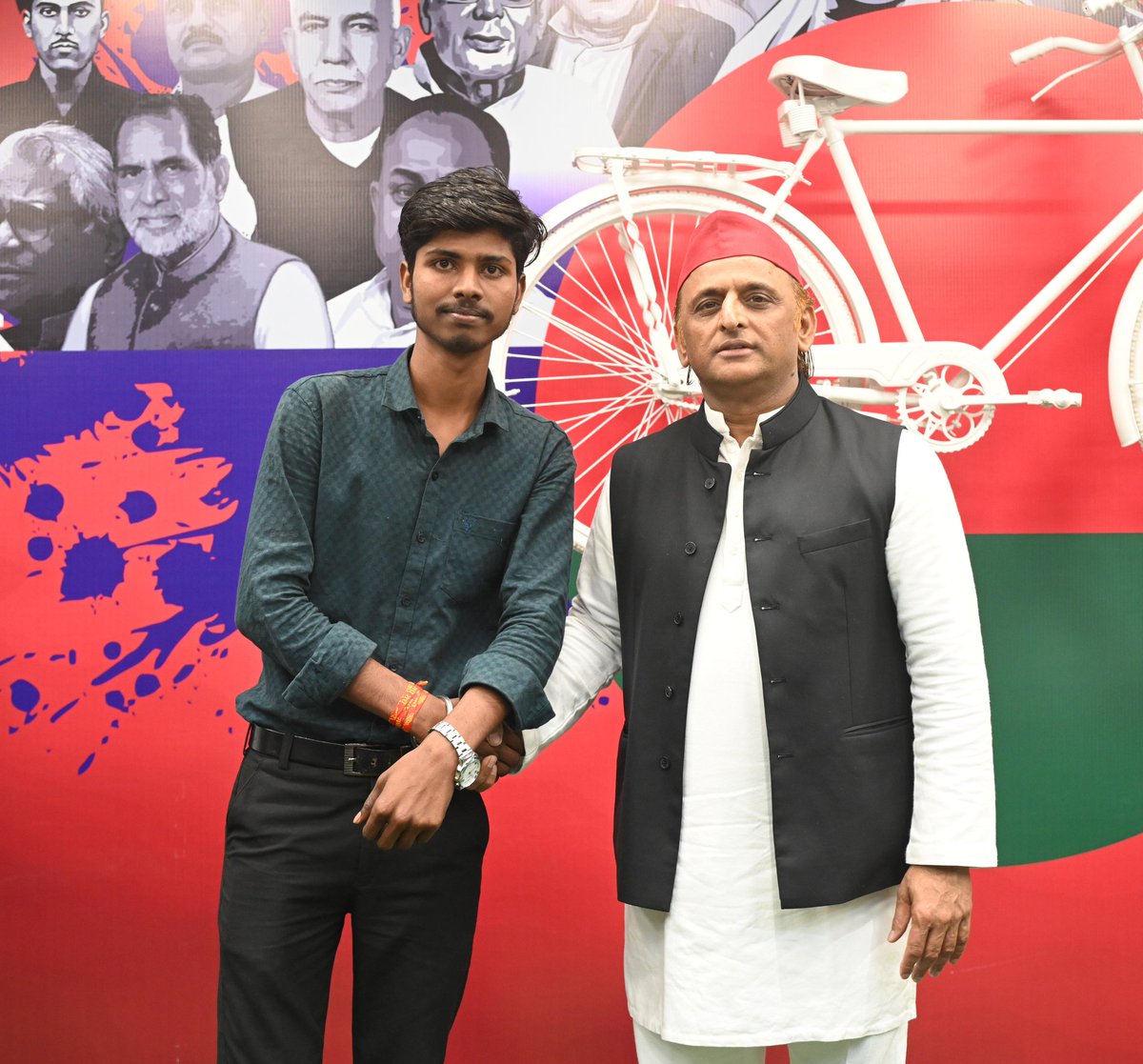 “माननीय राष्ट्रीय अध्यक्ष <a href="/yadavakhilesh/">Akhilesh Yadav</a> जी का दिल से आभार, जिन्होंने ‘डिजिटल डेमोक्रेसी डायलॉग’ जैसे महत्वपूर्ण कार्यक्रम में शामिल होने का अवसर दिया। इस प्रेरणादायक पहल का हिस्सा बनकर गर्व महसूस हो रहा है। आपका मार्गदर्शन हम युवाओं के लिए सदैव प्रेरणा का स्रोत है।”