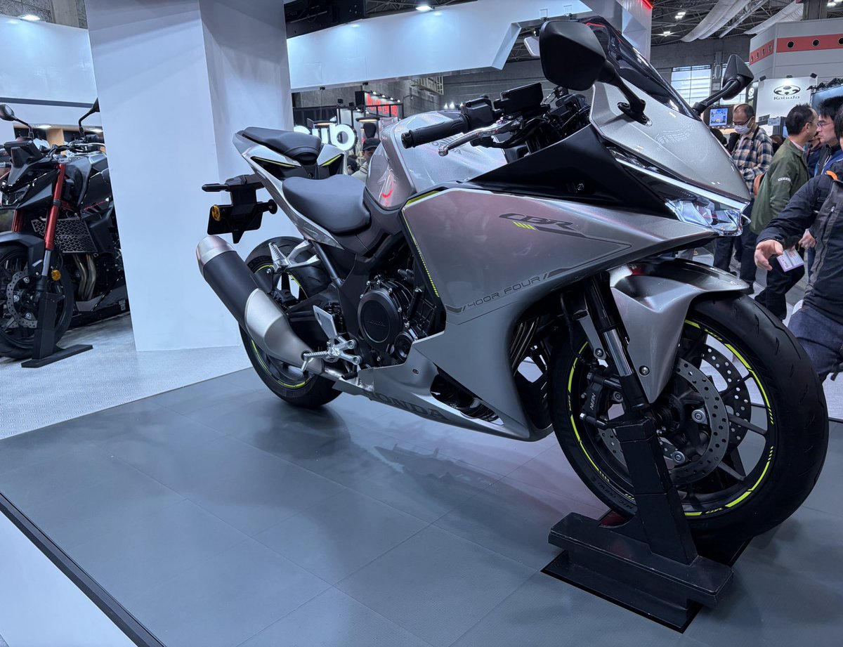 chisey_cb's tweet photo. 午後から大阪モーターサイクルショー行ってきました😆
HONDAブースの開発者トークショーも聴けてめっちゃよかった！
今日発表されたばかりのCB400SFやCBR400R、V3R 900のこだわりポイントが聴けてよかった！！ https://t.co/0l3kqGvmQh