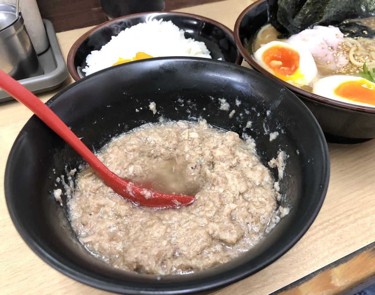 「ラーメンやごはんにかけて食べてみてください」とニクアブラなるものを試食させてくれた♪ラーメンにちょっとだけ入れた。ハンバーグみたいな味した☻