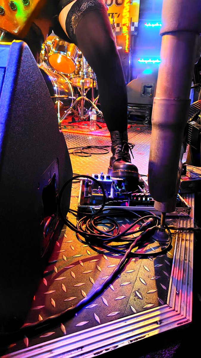 neatppbkc's tweet photo. NEAT001ライブ🔥26.3.7club Mercury
この日よりMarshall setting変え、超久しぶりワウペダル導入🎸メチャNICEな写真✨嬉しい‼️thank you❣️✨初期NEATはレスポール(greco)&Marshall &ワウやったなぁ。RECアレンジ進めつつ、新曲も考えてく🤩
#crybabymini
#drmartens
#Marshall
#GibsonExplorer https://t.co/9PD1pBPINI
