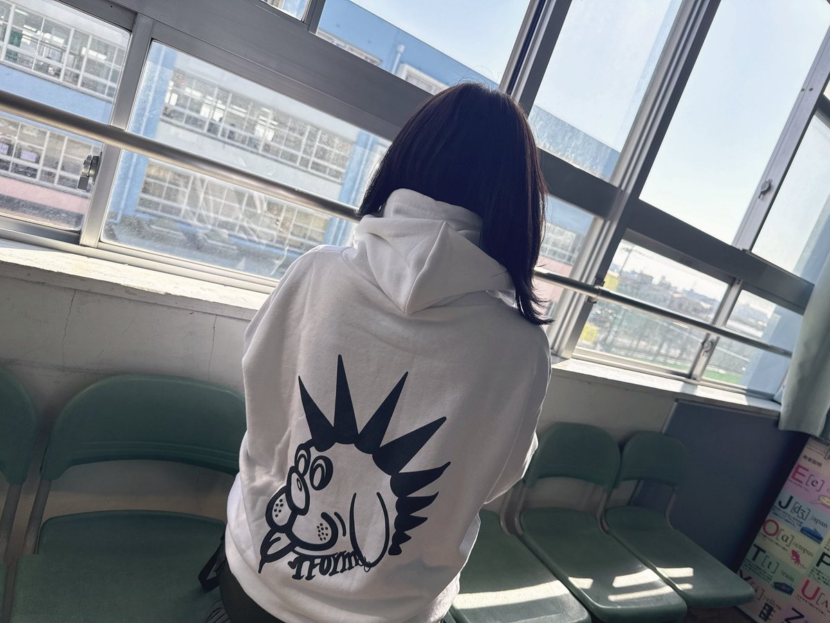 emi_yuuki's tweet photo. 我は母校がなくなる経験はないけど、皆さんこの学校が好きなんやなー思ってほっこりしました🤤♡
あと生のLIVEは良いものですね✨
#NForm
#CIMBA さん https://t.co/bDhsnZqlmc