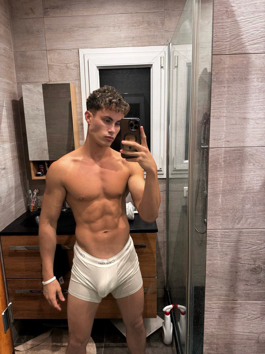 your favorite Julien boy 😏 tweet media