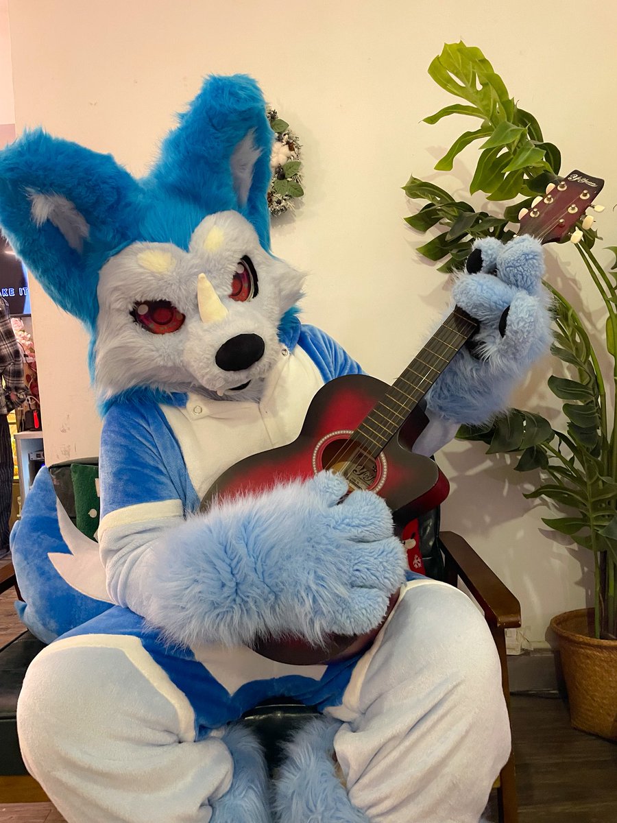 狗狗辛酸打工畫面流出🥲（我只賣藝不賣身的喔！！！）

#FursuitFriday
📸：<a href="/takuma__0104/">撻熊</a>