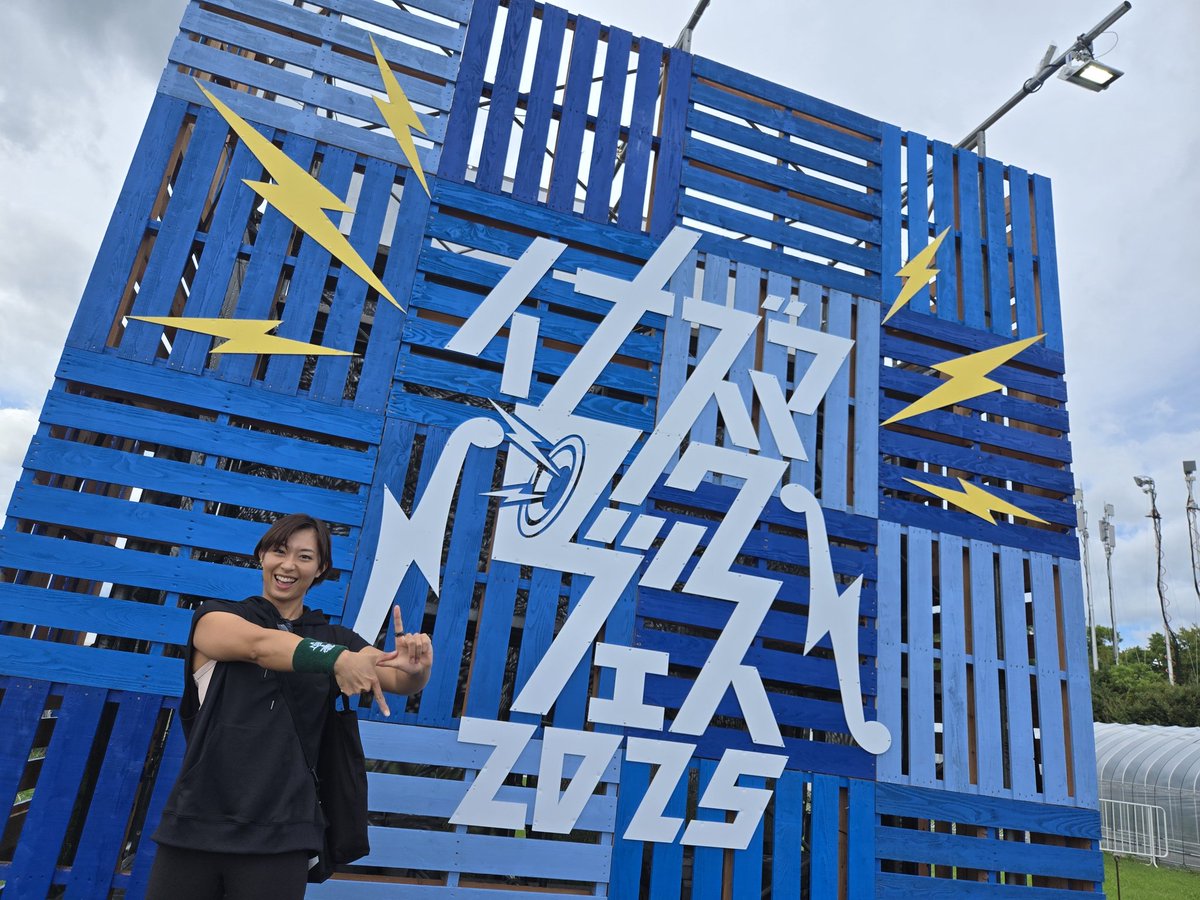 satomi_bomber's tweet photo. ちなみに入場時のポーズは
イナズマロックフェスの時のポーズです⚡️ https://t.co/BeekWg1vCm