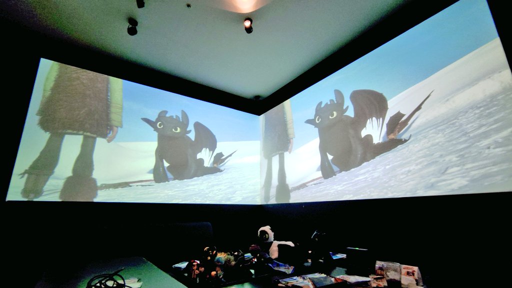 ヒクドラオフ会参加させて頂きました〜！ありがとうございました！何か2面のデュアルディスプレイ、テスト飛行シーンでスクリーンX思い出した。後半は作品との出会いやきっかけ、オススメの映画館とかお話出来て楽しかったです！