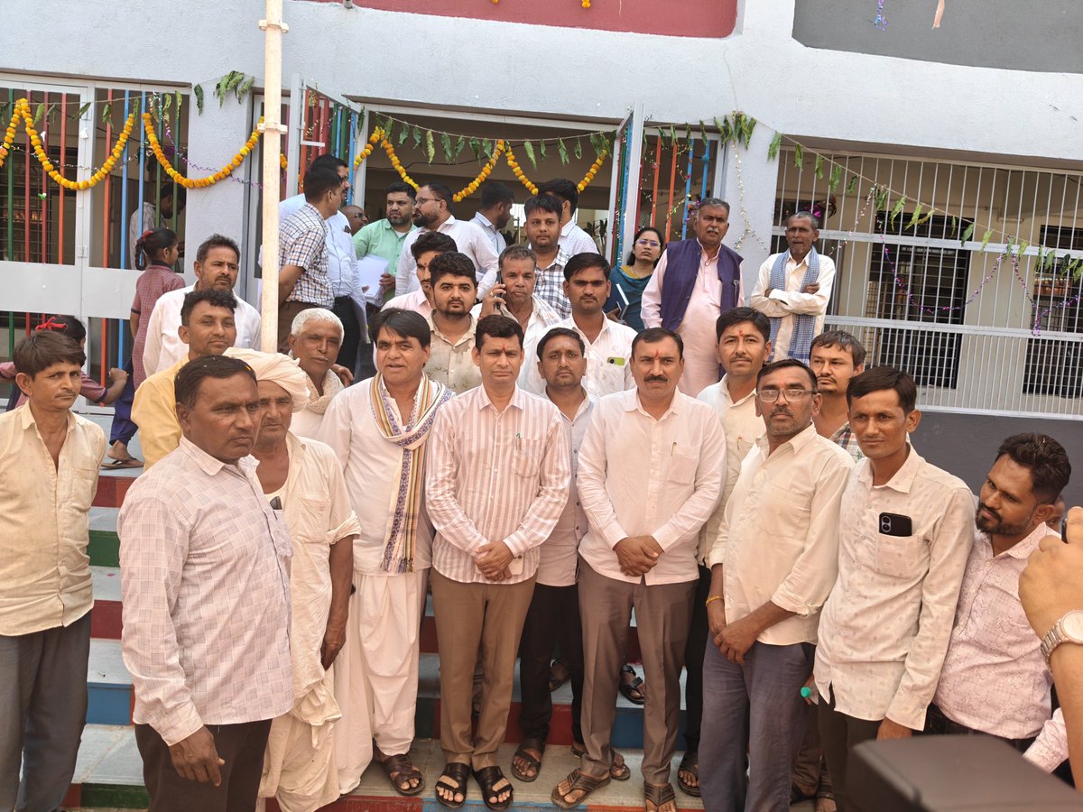 swarupthakorbjp's tweet photo. ભાભર તાલુકાના બેડા પ્રાથમિક શાળાના નવનિર્મિત મકાનનું લોકાર્પણ આજ રોજ ભવ્ય રીતે સંપન્ન થયું. આ પ્રસંગે ગામના આગેવાનો, શિક્ષણપ્રેમી વ્યક્તિઓ, વાલીઓ અને વિદ્યાર્થીઓ ઉત્સાહભેર હાજર રહ્યા હતા.

આ નવી શાળા ઇમારત આધુનિક સુવિધાઓથી સજ્જ છે, જે વિદ્યાર્થીઓને વધુ સારા અને ગુણવત્તાયુક્ત શિક્ષણ માટે અનુકૂળ વાતાવરણ પૂરું પાડશે. આ મકાન માત્ર ભૌતિક સુવિધા નથી, પરંતુ બાળકોના ઉજ્જવળ ભવિષ્યનું મજબૂત પાયો છે.

લોકાર્પણ પ્રસંગે ઉપસ્થિત મહાનુભાવોએ શિક્ષણના મહત્ત્વ પર પ્રકાશ પાડ્યો અને ગામના વિકાસમાં શાળાની ભૂમિકા અંગે પ્રેરણાદાયી વિચારો રજૂ કર્યા.

આ નવી ઇમારત દ્વારા વિદ્યાર્થીઓમાં શિક્ષણ પ્રત્યે વધુ ઉત્સાહ વધશે અને તેઓ તેમના સપનાઓને સાકાર કરવાની દિશામાં આગળ વધશે.