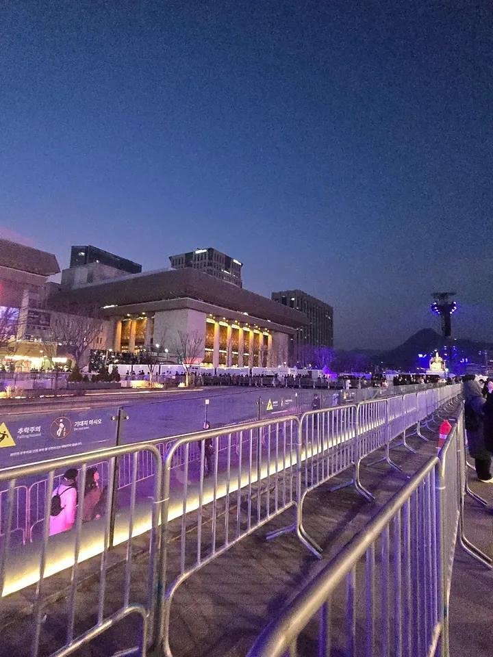 j1nzhu0o_'s tweet photo. Now it's all purple lights in Gwanghwamun~💜✨

#BTSLiveonNetflix #BTSLive #BTS_ARIRANG #BTS https://t.co/GsNO02CK2S