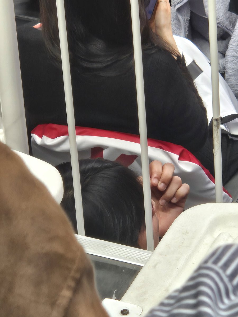 너무 가까이 앉은 바람에 카굴이의 정수리만 구경중