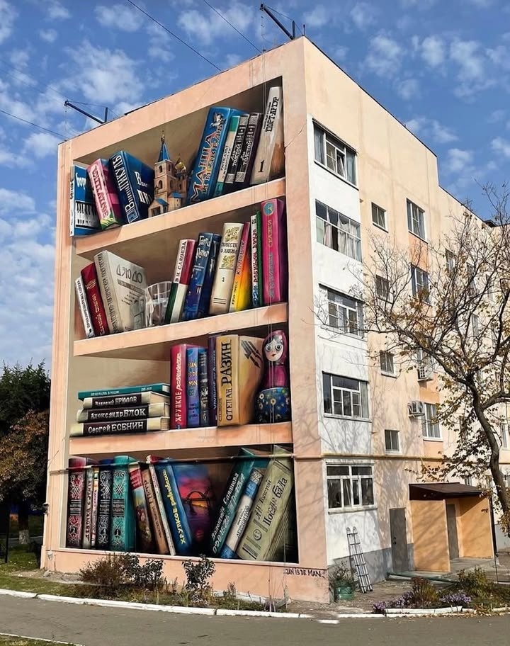 Imagein8's tweet photo. π Bookshelf Building β By Jan Is De Man in Solnechnodolsk, Russia
Jan Is De Man is a master of making buildings pretend to be something else.
πΈ STREET ART UTOPIA
#BookshelfArt #StreetArt #UrbanArt #CreativeFacades https://t.co/6KlO9KDD6e
