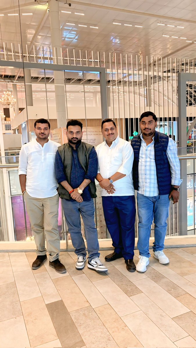 जीवन किसी से बँधा नहीं होता...
बँधी होती है, उम्मीदें, भावनाएँ, आशाएँ और विश्वास !
<a href="/Rahu1Tripathi/">Rahul Tripathi</a> <a href="/Vinod_heeraganj/">Vinod Yadav🇮🇳</a>