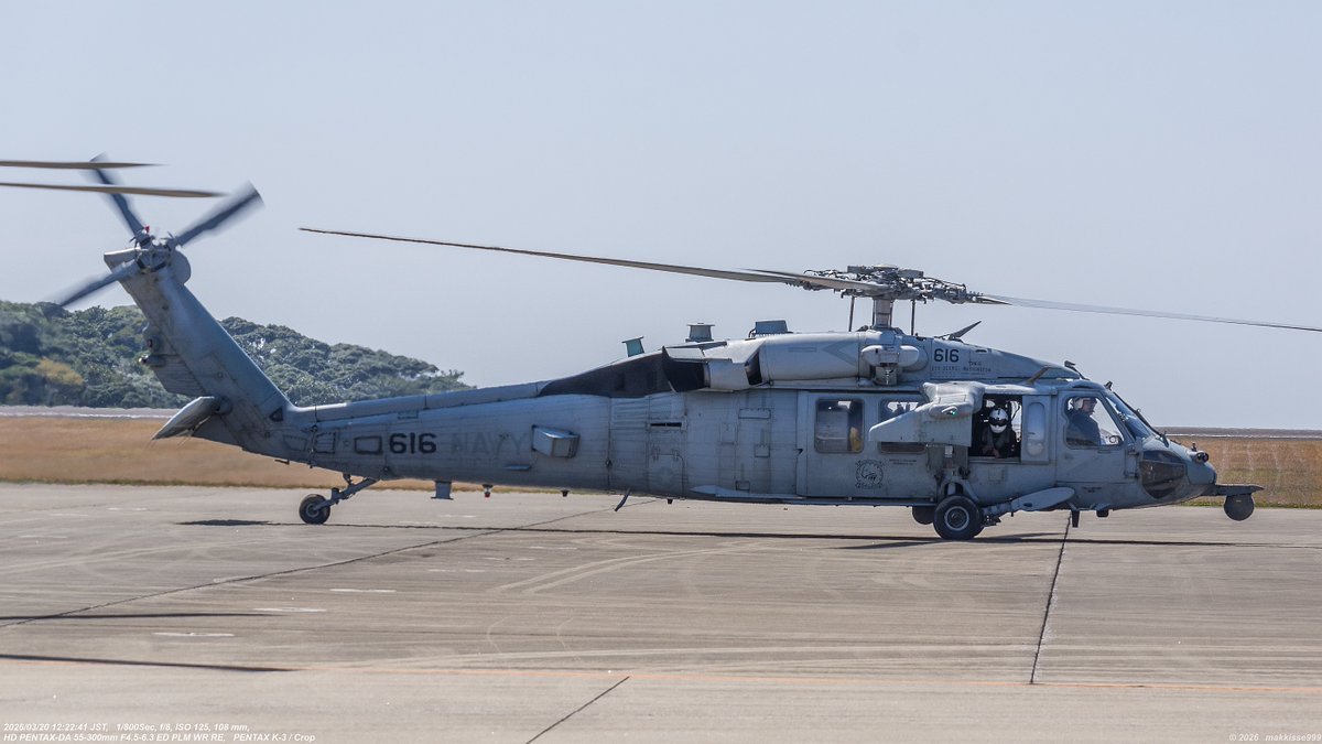 3月20日 12:20,12:22　お昼前、低空で北上するNAVYヘリを気にしていたら、空港へ降りたとフォロワーさんから連絡。昼食後空港へ着くと給油が終わって出発する所でした。167863(620),168586(616) #アメリカ海軍 MH-60S Knighthawk #種子島空港
