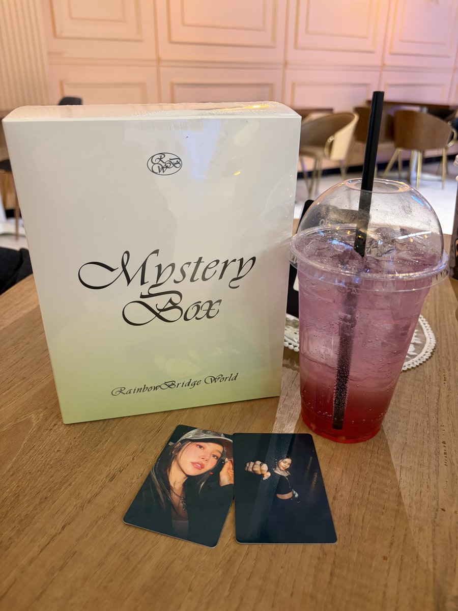 reallynotbanana's tweet photo. First stop in Korea 🙌🏻
#OverTheRainbow #MysteryBox
#RandomGoodsEvent https://t.co/lgUMxYlBVj