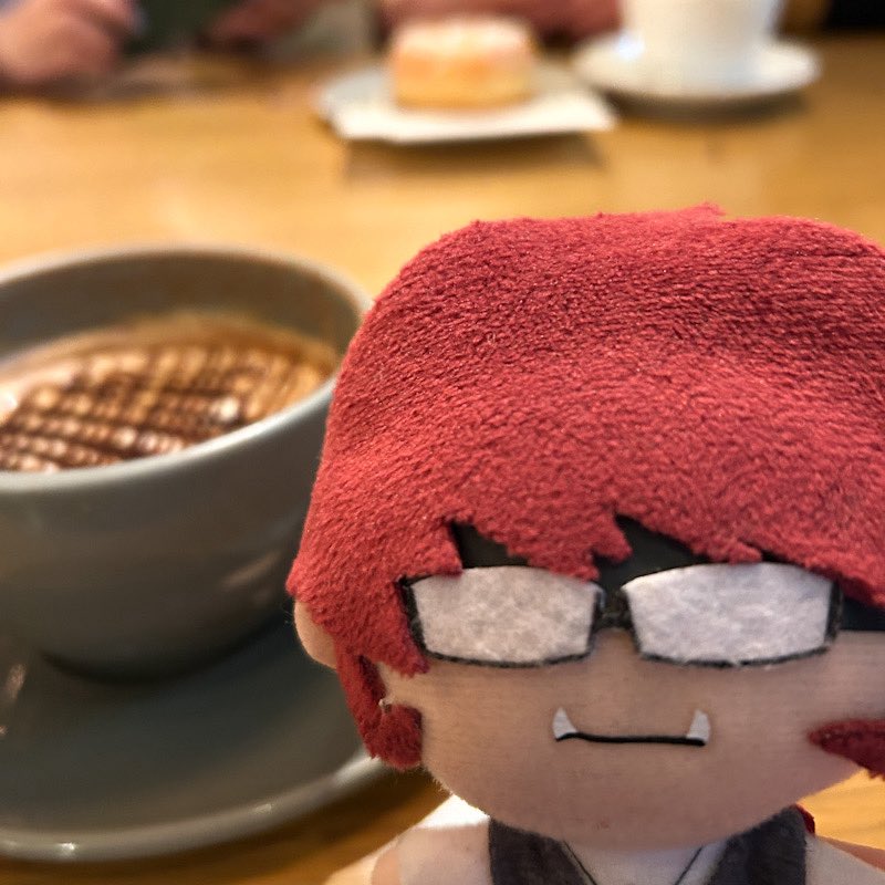 人がドーナツを頼んでいるな…君は頼まなくて良いのかね？！君は！！