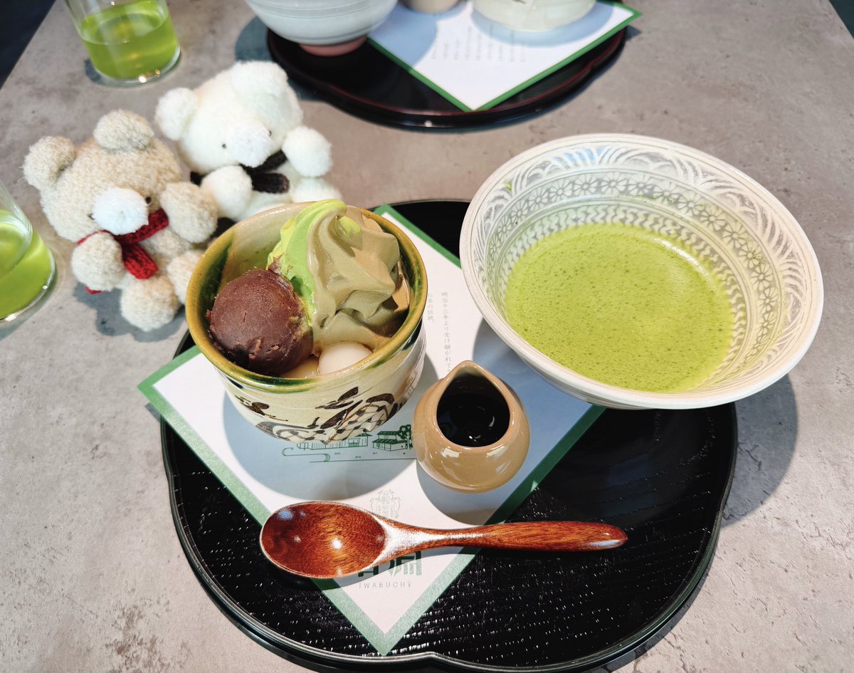 本日の美味しい😋ホタルイカの天ぷら初めて食べた🦑めちゃくちゃ美味しかった…小さい身に旨味がぎゅっとなってる😲季節のものをいただける機会は大事にしていきたい🙏
そして大好きなお茶屋さんでいただいた抹茶と餡蜜🍵🫘こし餡が抹茶ほうじ茶ソフトと合いすぎる🫶
丁寧な仕事誠にthank you😭