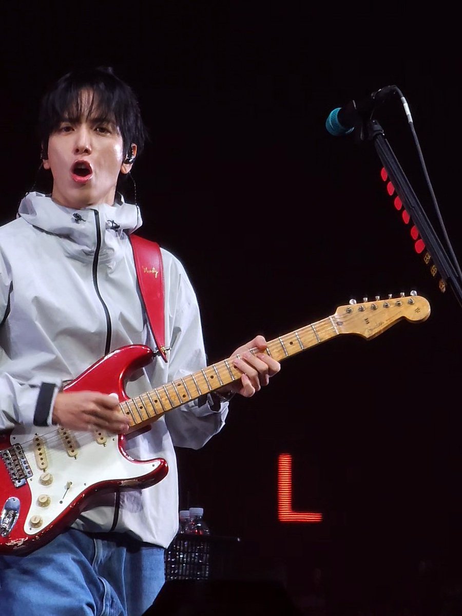 YH during soundcheck #씨엔블루 #CNBLUE #3LOGY_in_Singapore #정용화 #jungyonghwa #3Logy_in_SG