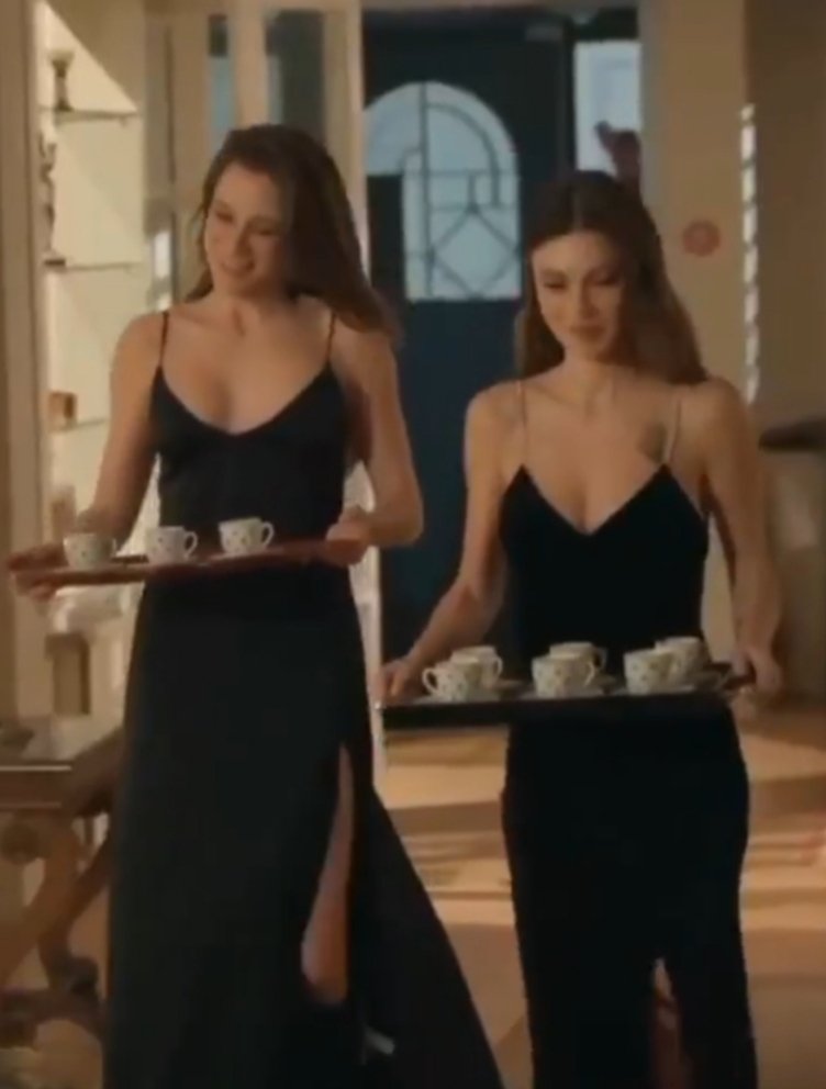 Devinin en sevdiğim iki elbisesinin de yağmurun merasimlerine denk gelmesi sinir bozcuydu