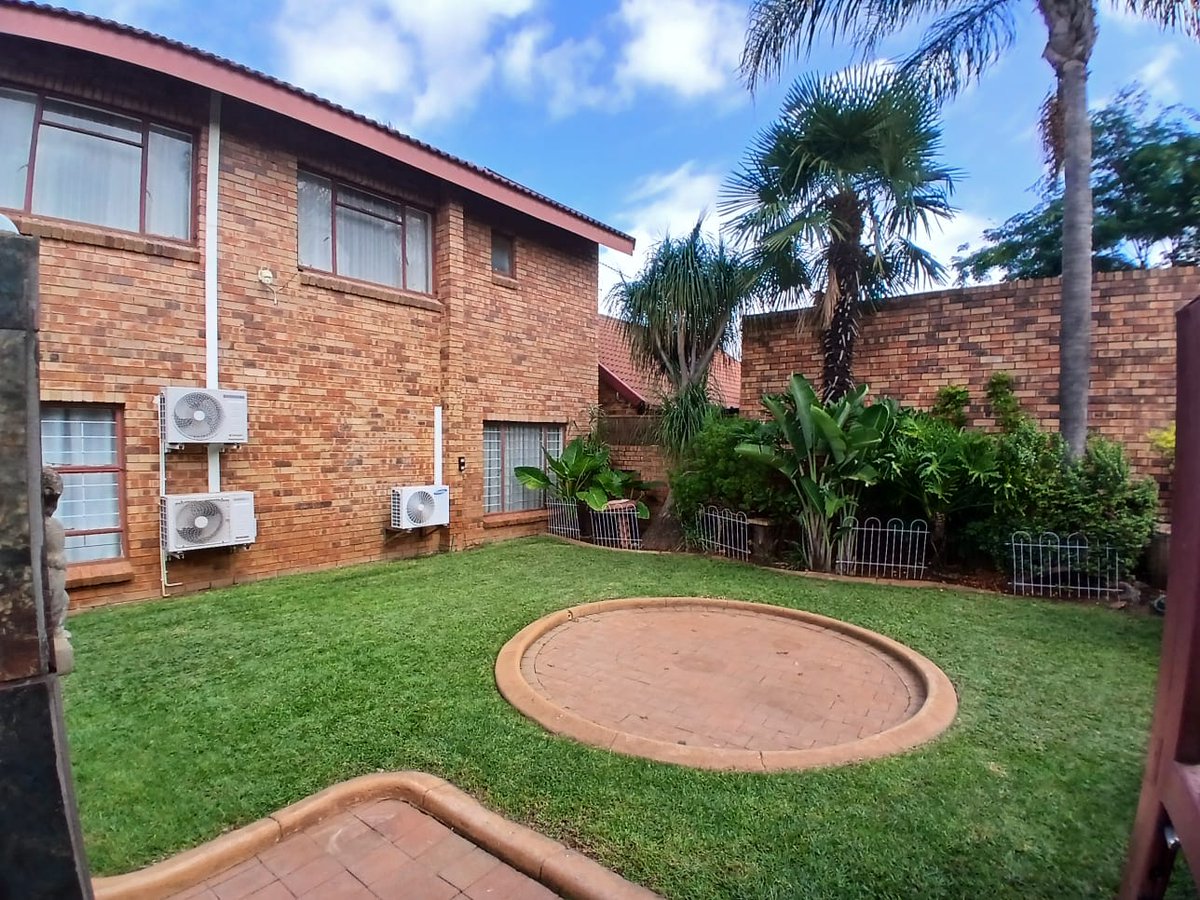 AndradeProperty's tweet photo. 3 Bedroom Full-Title Home in Secure Complex | Low Levy | No Load-Shedding for sale in Die Hoewes for R 1 995 000.
viewing!
https://t.co/VeCpSnvWb3
To arrange a viewing, please contact Walter from Andrade Properties on 082 797 2855, or send a DM via WhatsApp. https://t.co/sXOb9KzjUH