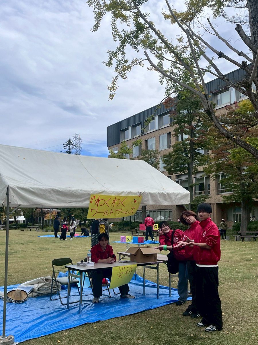 yuhifes's tweet photo. 大学祭の様子をご紹介���ます🙌🏻🙋🏻‍♀️

当日は各局ごとに担当場所に分かれて、それぞれの役割を担いながら活動します✅

一人ひとりが責任を持って行動し、実行委員全員で大学祭の成功を目指しています🩵

＃獨協で会おう
#春から獨協
＃新歓フェス2026 https://t.co/TGohcdjjGE
