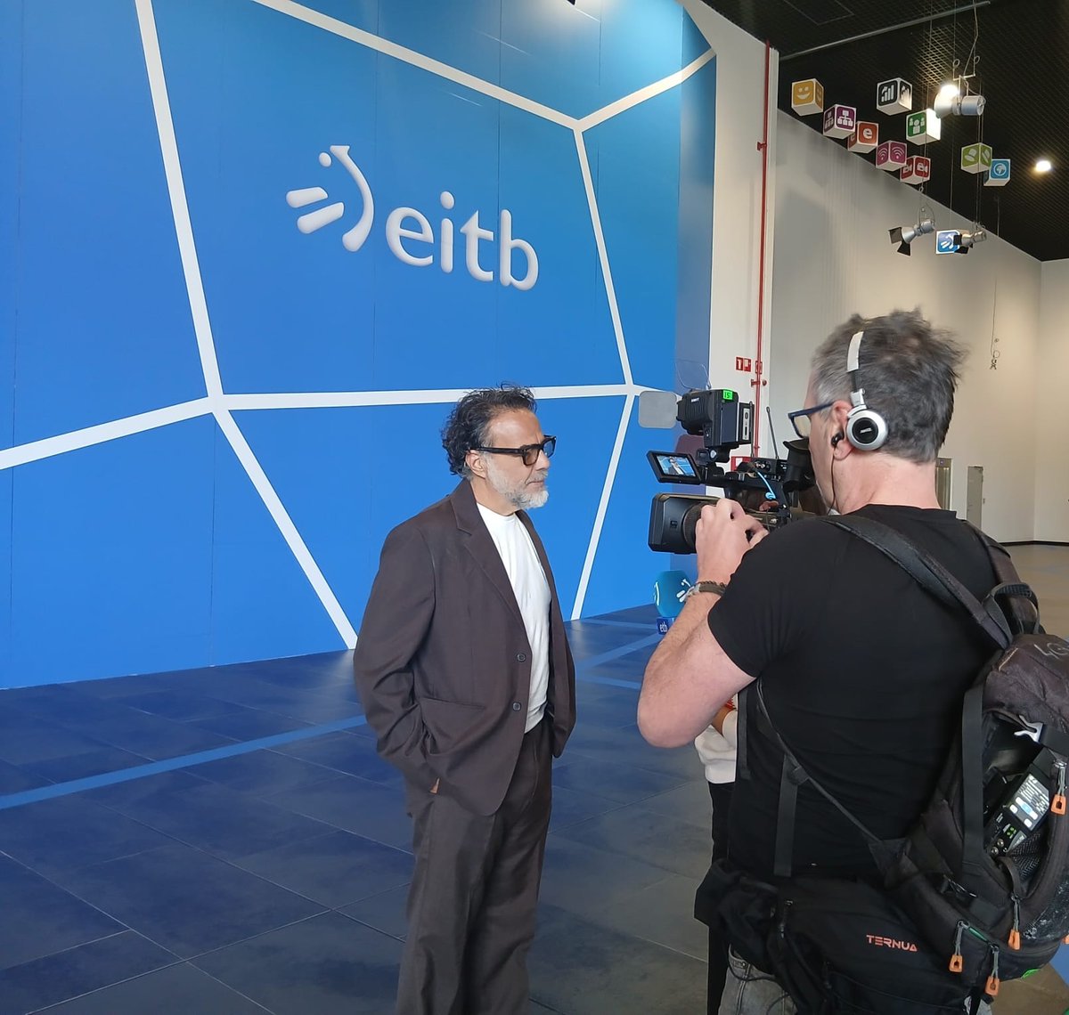 EITBofiziala's tweet image. 📸El cineasta mejicano Alejandro Gonzalez Iñarritu presenta la instalación de #realidadvirtual "Carne y arena" situada en el plató 5 de la sede de #EITB en #Bilbao.
#CarneyArena #AlejandroGonzalezIñarritu
