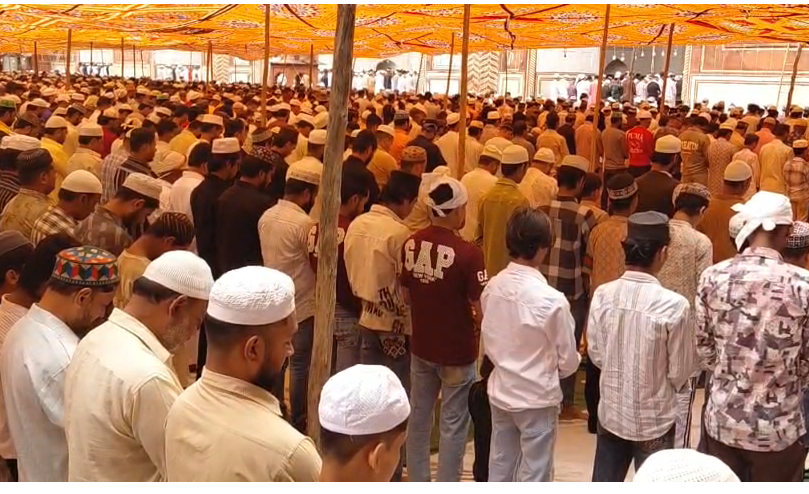 bstvlive's tweet image. आगरा : शांतिपूर्ण तरीके से अलविदा की नमाज अदा

➡ अलविदा की नमाज को लेकर पुलिस अलर्ट
➡ चप्पे-चप्पे पर तैनात रही पुलिस
➡ नवरात्रों को लेकर भी आगरा पुलिस सख्त

#Agra #Namaz #PoliceAlert @agrapolice