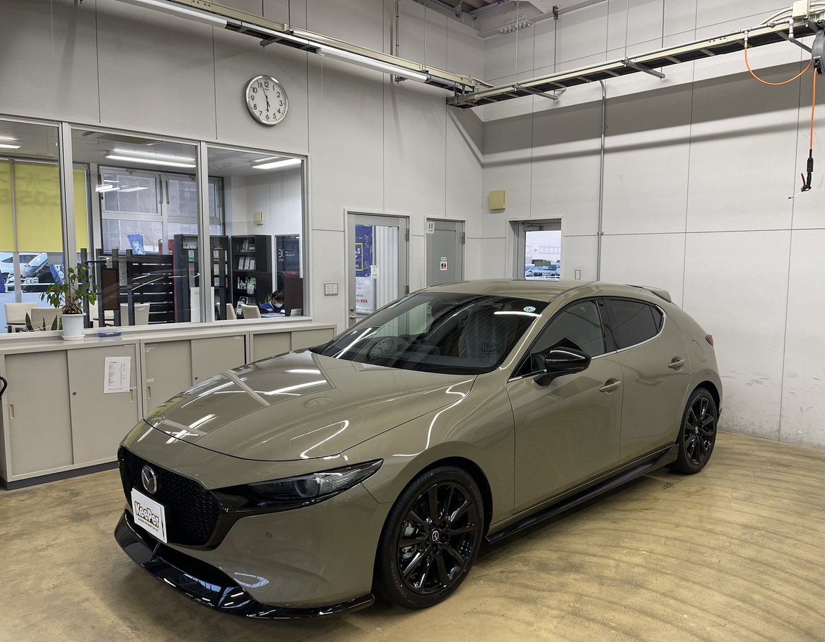 hasin0713's tweet photo. MAZDA3に乗り換えた
写真はKEEPERの施工後
ジルコン×レトロスポーツはやっぱし雰囲気があっていいしピアノブラックが映える
ドライブフィールはしっとりしてた
内装はこの値段で出せるのかと思わせてくれる驚愕のクオリティ
明日から少しずつ楽しんでいくぞぉ
 #mazda3
 #mazda3好きと繋がれたらいいな https://t.co/3KGzEOiEzn