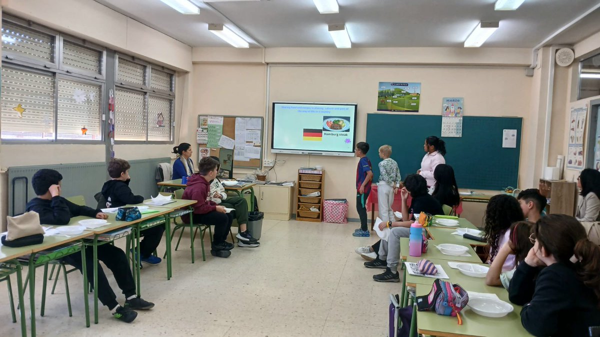 IES_Mateo's tweet photo. 🤝🌍📚 Lenguas en acción: una gran experiencia colaborativa
#2ESO #Alemán comparte un proyecto de investigación cultural con #5EP @CEIPJoseHerrero
Gracias por la acogida!!
Degustación de gastronomía en países de habla alemana e influencias europeas en EEUU. 🍽️🇩🇪🇺🇸 https://t.co/f5InFGhJoR