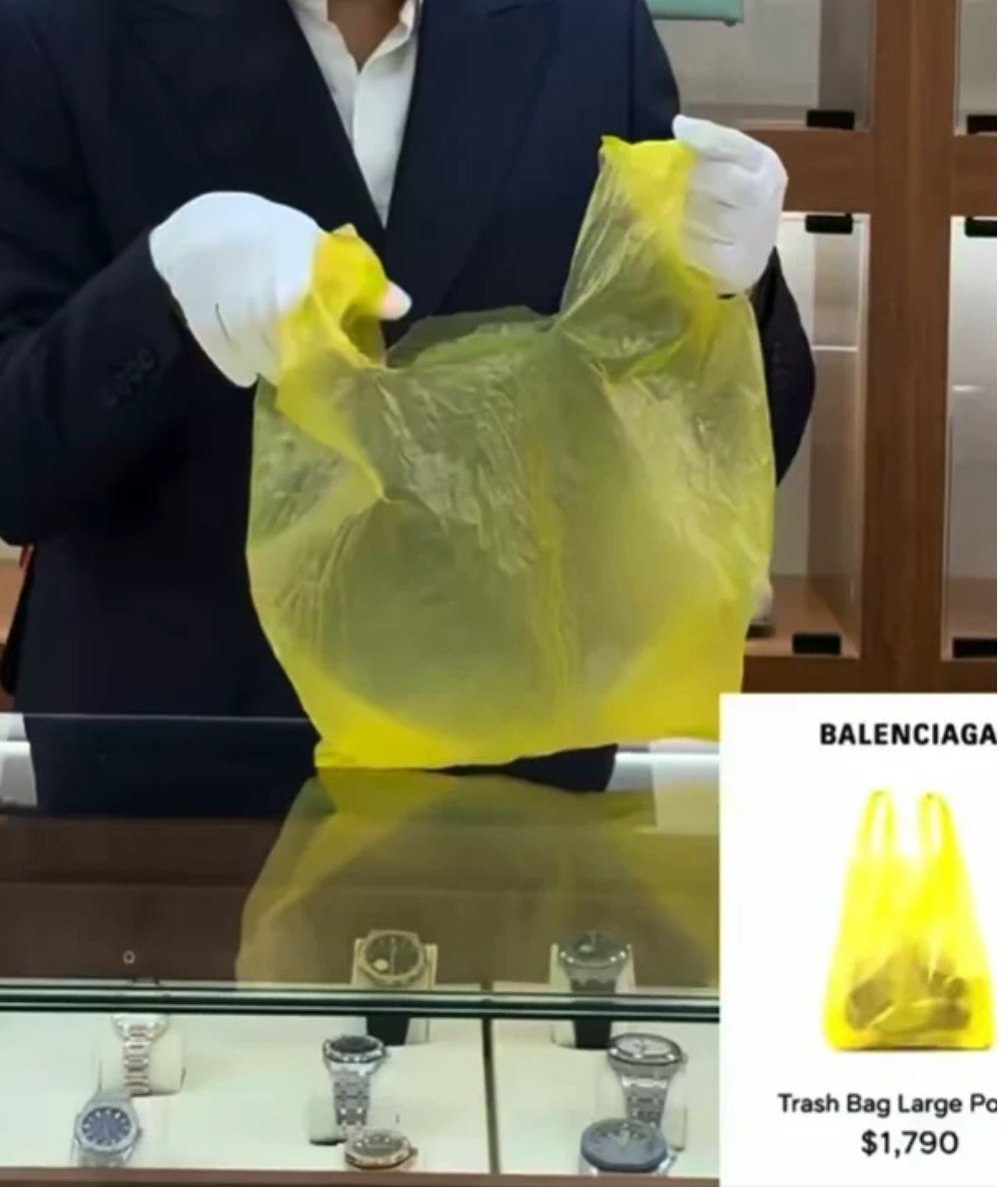 kara_afran's tweet photo. Moda tasarımcıları artık Zengi ve elit guruplara açık, açık küfrediyor. 
Aptalsınız paranız var ama beyniniz yok diyorlar önünüze tavşan b.. ku modadır desek sıraya girersiniz diyorlar ama anlayan yok. Dışınızdakilerin gözünde çok komik ve poşet kadardeğerli görünüyorsunuz🫣🫣 https://t.co/LxhsANOLzY
