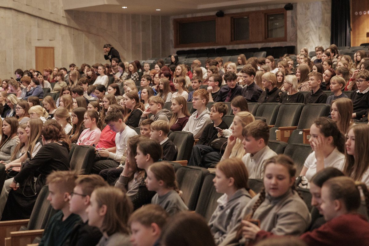 KM_kultura's tweet photo. 👩‍🏫Šodien Rīgas Kongresu namā pulcējās vairāk nekā 400 audzēkņu no Aizputes, Cēsīm, Daugavpils, Jaunpiebalgas, Jelgavas, Engures, Maltas, ��ekavas, Salacgrīvas, Skrīveru, Jūrmalas, Rīgas, Rūjienas, Tukuma, Valmieras mūzikas skolām, lai klātienē apmeklētu @LNSO koncerta “LNSO UN BĒTHOVENA PIEKTĀ” ģenerālmēģinājumu. Pirms mēģinājuma ar bērniem un jauniešiem tikās kultūras ministre Agnese Lāce.

🎶Pateicoties nodibinājumam “Latvijas Nacionālā simfoniskā orķestra fonds”, jauniešiem bija iespēja ielūkoties LNSO darba ikdienā - orķestra diriģenta Kristiana Sallinena vadībā tika iestudēts Magnusa Lindberga koncerts klarnetei un orķestrim, solo partiju atskaņojot Mārtiņam Circenim, Vaino Raitio “Mēnesgaisma uz Jupitera”, Ludviga van Bēthovena Piektā simfonija.

📷: Oskars Artūrs Upenieks / @KM_kultura