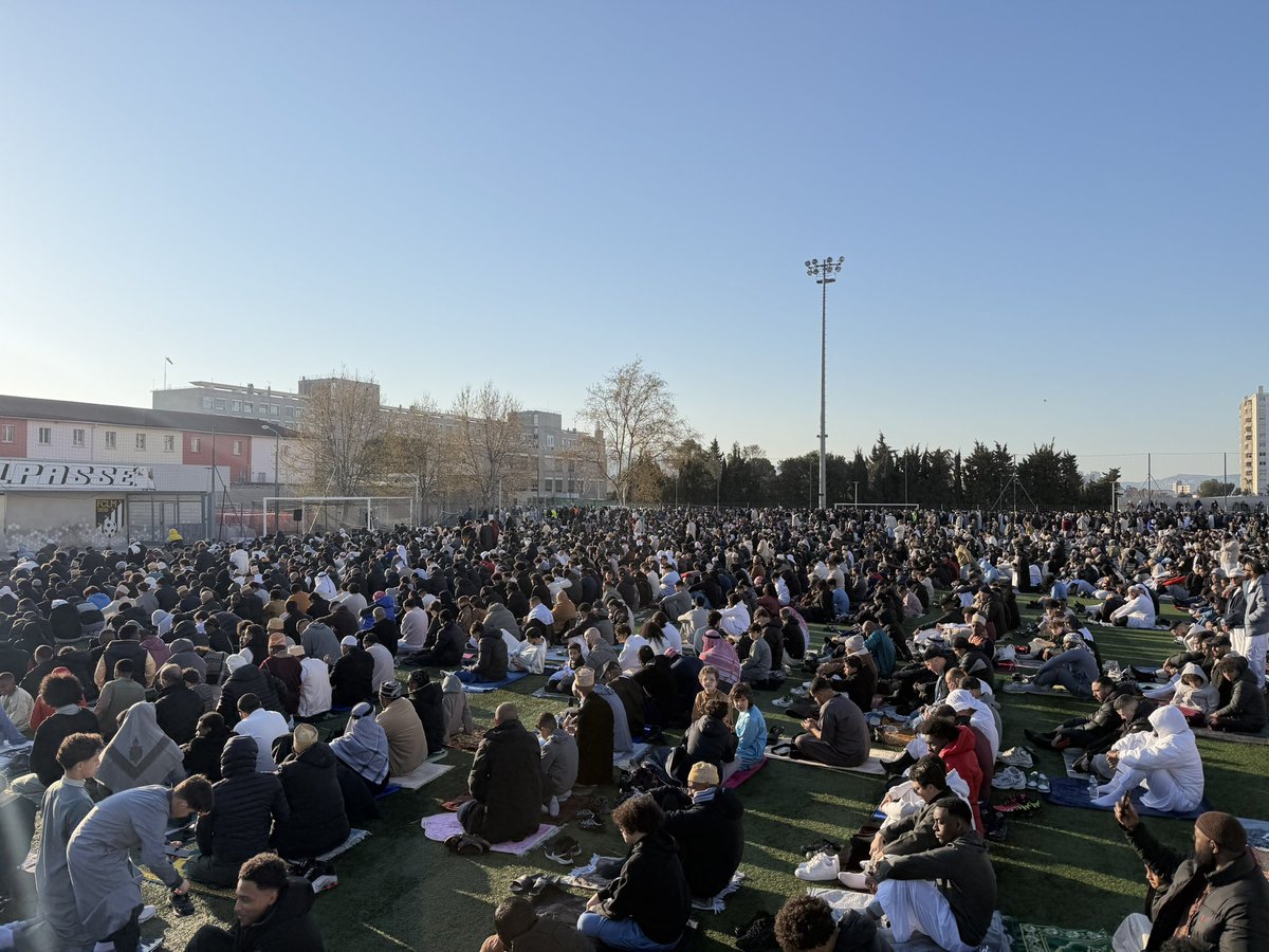 MosqueeCedres13's tweet photo. Nous vous adressons nos vœux les plus sincères.

Que cette fête soit pour vous et vos proches un moment de joie, de paix et de bénédictions. Qu’elle illumine vos cœurs, renforce les liens qui nous unissent et apporte à chacun santé, sérénité et réussite.

#AïdMubarak #Marseille https://t.co/Mn0jJbn6cX