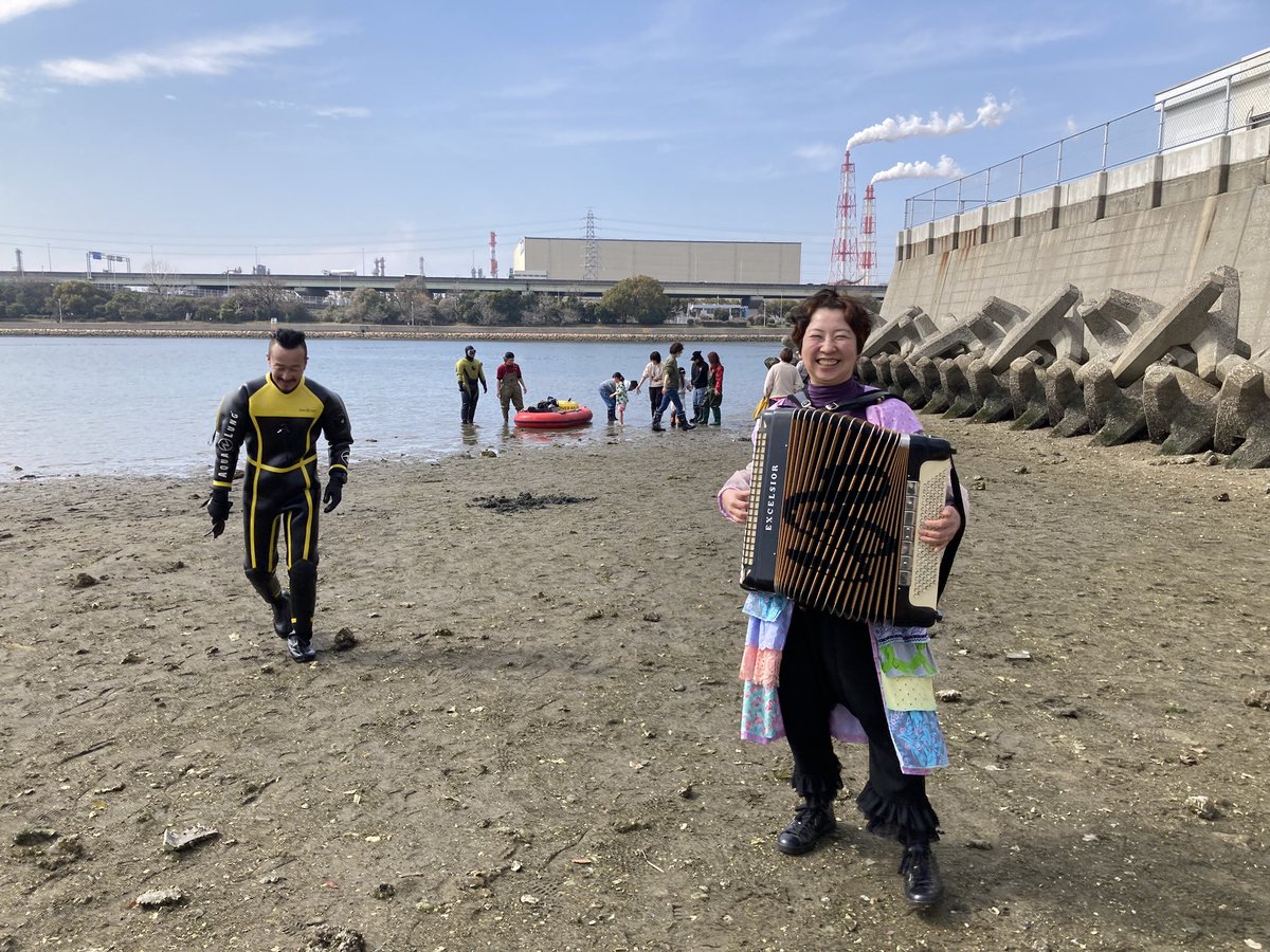 kannotoshiko's tweet photo. 海に小魚たちの幼稚園みたいな場所を作っている、とのこと。
みなさんが丁寧に育てたアマモを
海に植え付ける日でした。
これからもずっと続く活動で
個人の方々始めUSJやパタゴニアや阪急ホールディ��グスや…
知らないところでいろんな活動がされていることを知れて、すごく貴重な体験ができました！ https://t.co/1q6BIxbVk2