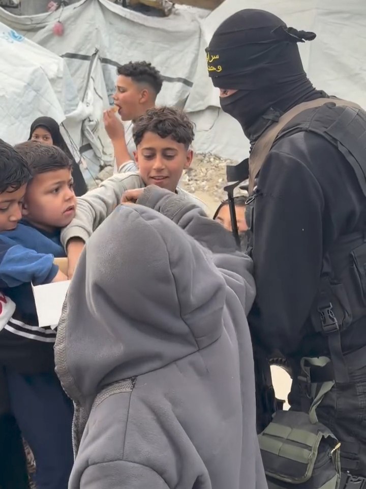 د القسام او قدس لواګانې د کوچني اختر (عید الفطر) د خوښئ پر مهال د غزې په مرکزي سیمه، د نصیرات کمپ کې بې‌ځایه شویو ماشومانو باندې خواږه ویشي.

رب دې د غزې پر ځمکه دا لښکرې ثابت قدمه لري.