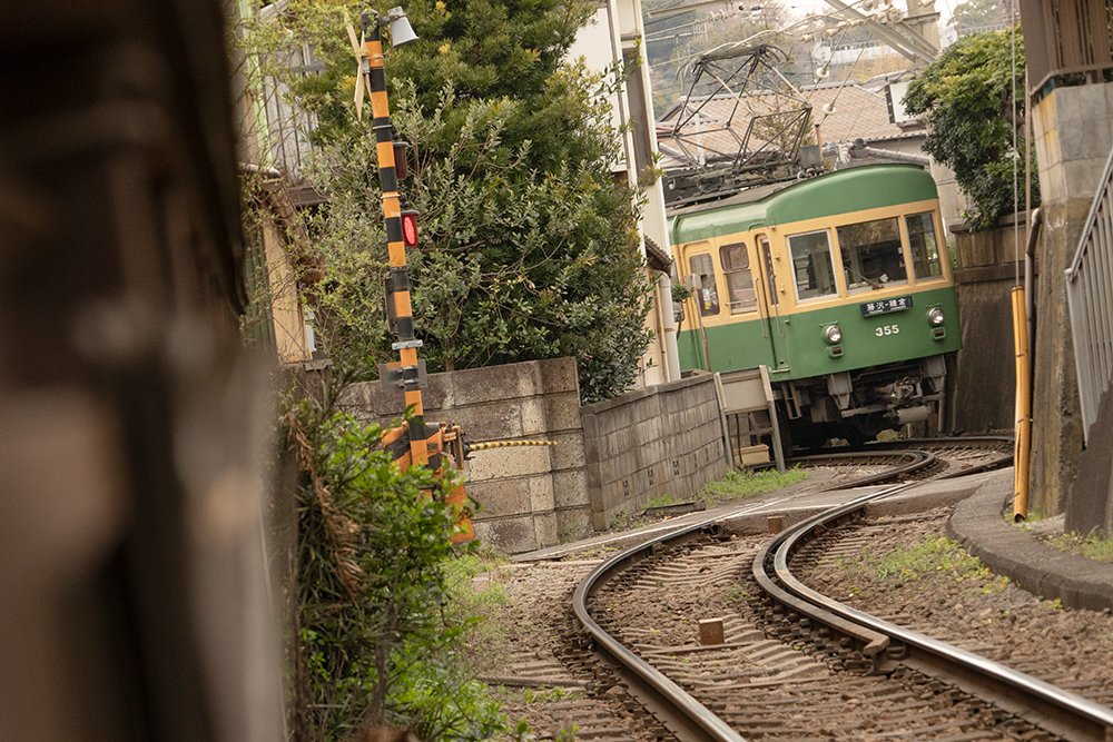 3月20日（金曜日） | 鉄道写真家 中井精也の1日1鉄！ Powered by Ameba

住宅スレスレを
急カーブで駆け抜ける江ノ電。
ここでしか見られない絶景です！

 ameblo.jp/seiya-nakai/en… #Amebaブログ #アメブロ