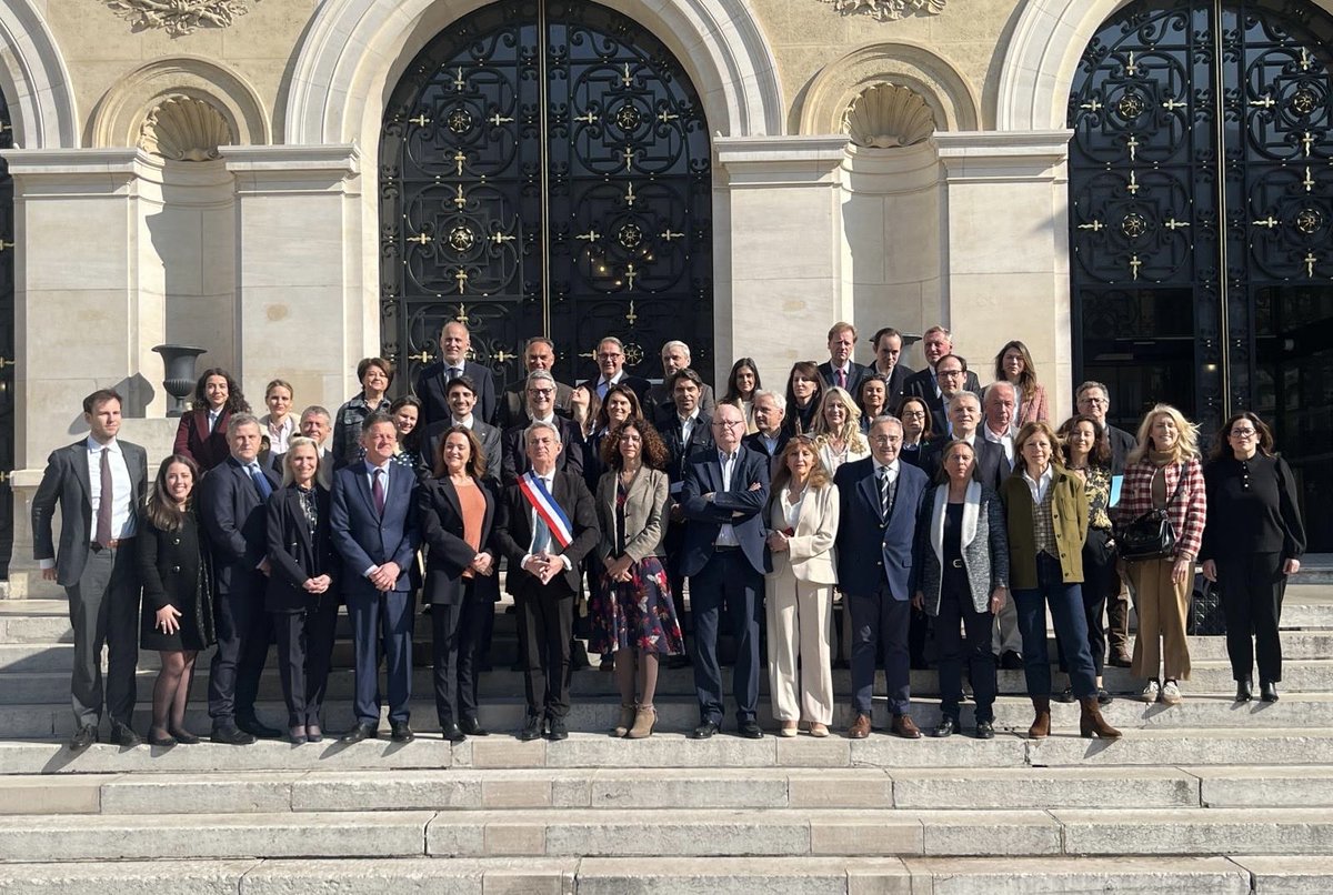 ConstanceLeGrip's tweet photo. Installation du Conseil Municipal de Neuilly-sur-Seine ce matin ! Aux côtés de Jean-Christophe Fromantin, réélu Maire de notre ville, au travail pour Neuilly et tous les Neuilléens ! @VilledeNeuilly https://t.co/x2ZfQSSpH1