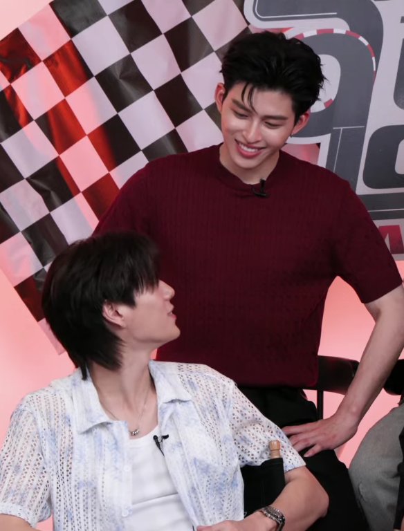 เคมีโหดสัส โหดชิบหาย 😭💞
คนพี่ตัวใหญ่อยู่แล้วไง พอนั่งด้านหลังเลยให้ฟีลเหมือนมาคุมแฟน แค่ก! บ้าบอมากกกกก แล้วๆๆๆ อะไรคือยัยน้องดูไม่กล้าสบตาพี่วะ แต่คนพี่สู้นะ จู่ๆ สู้เฉย ดูมีออร่าพระเมะจีบเธอขา อหหหหห นี่มันอะไรวะครับ 🫠 สรุปไม่เพื่อนเนอะ ไม่เพื่อนนนนนน แล้วเป็นไรกัน 👁👄👁