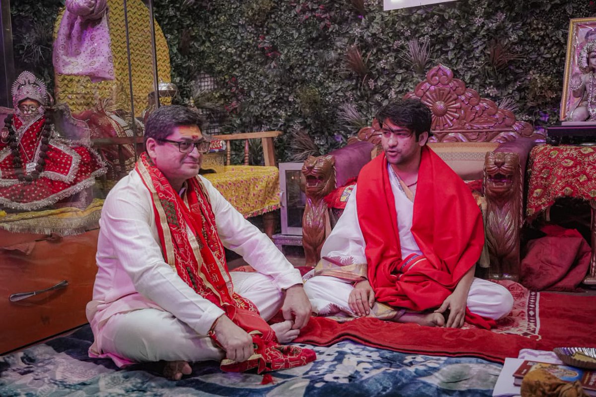 bageshwardham's tweet photo. मशहूर उद्योगपति और पूज्य सरकार के अतिप्रिय शिष्य एस्सार ग्रुप के प्रमुख श्री प्रशांत रुइया जी आज बागेश्वर धाम पधारे…बालाजी  के दर्शन कर पूज्य सरकार का आशीर्वाद लिया…आज बागेश्वर धाम में बागेश्वर बालाजी कैंसर इंस्टीट्यूट रिसर्च सेंटर हॉस्पिटल के निर्माण कार्य का विधिवत शुभारंभ हो गया। यह महत्वपूर्ण कैंसर अस्पताल भारत की प्रतिष्ठित कंपनी एस्सार ग्रुप द्वारा बनाया जाएगा। निर्माण की शुरुआत के अवसर पर कंपनी के डायरेक्टर प्रशांत रुइया अपनी पूरी टीम के साथ बागेश्वर धाम पहुंचे थे…इस अवसर पर श्री पवन अहलूवालिया जी भी उपस्थित थे…