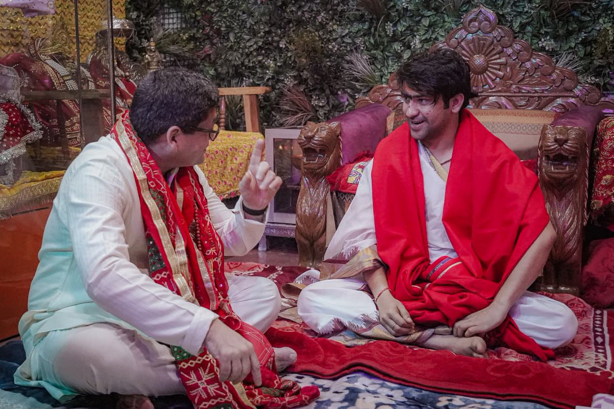 bageshwardham's tweet photo. मशहूर उद्योगपति और पूज्य सरकार के अतिप्रिय शिष्य एस्सार ग्रुप के प्रमुख श्री प्रशांत रुइया जी आज बागेश्वर धाम पधारे…बालाजी  के दर्शन कर पूज्य सरकार का आशीर्वाद लिया…आज बागेश्वर धाम में बागेश्वर बालाजी कैंसर इंस्टीट्यूट रिसर्च सेंटर हॉस्पिटल के निर्माण कार्य का विधिवत शुभारंभ हो गया। यह महत्वपूर्ण कैंसर अस्पताल भारत की प्रतिष्ठित कंपनी एस्सार ग्रुप द्वारा बनाया जाएगा। निर्माण की शुरुआत के अवसर पर कंपनी के डायरेक्टर प्रशांत रुइया अपनी पूरी टीम के साथ बागेश्वर धाम पहुंचे थे…इस अवसर पर श्री पवन अहलूवालिया जी भी उपस्थित थे…
