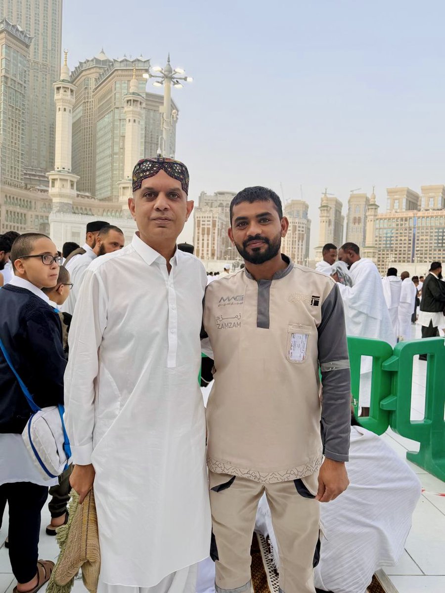 مکہ مکرمہ میں فجر اور عید کی نماز۔
اللہ تعالیٰ ہماری عبادات اور دعاؤں کو قبول فرمائے۔ آمین۔