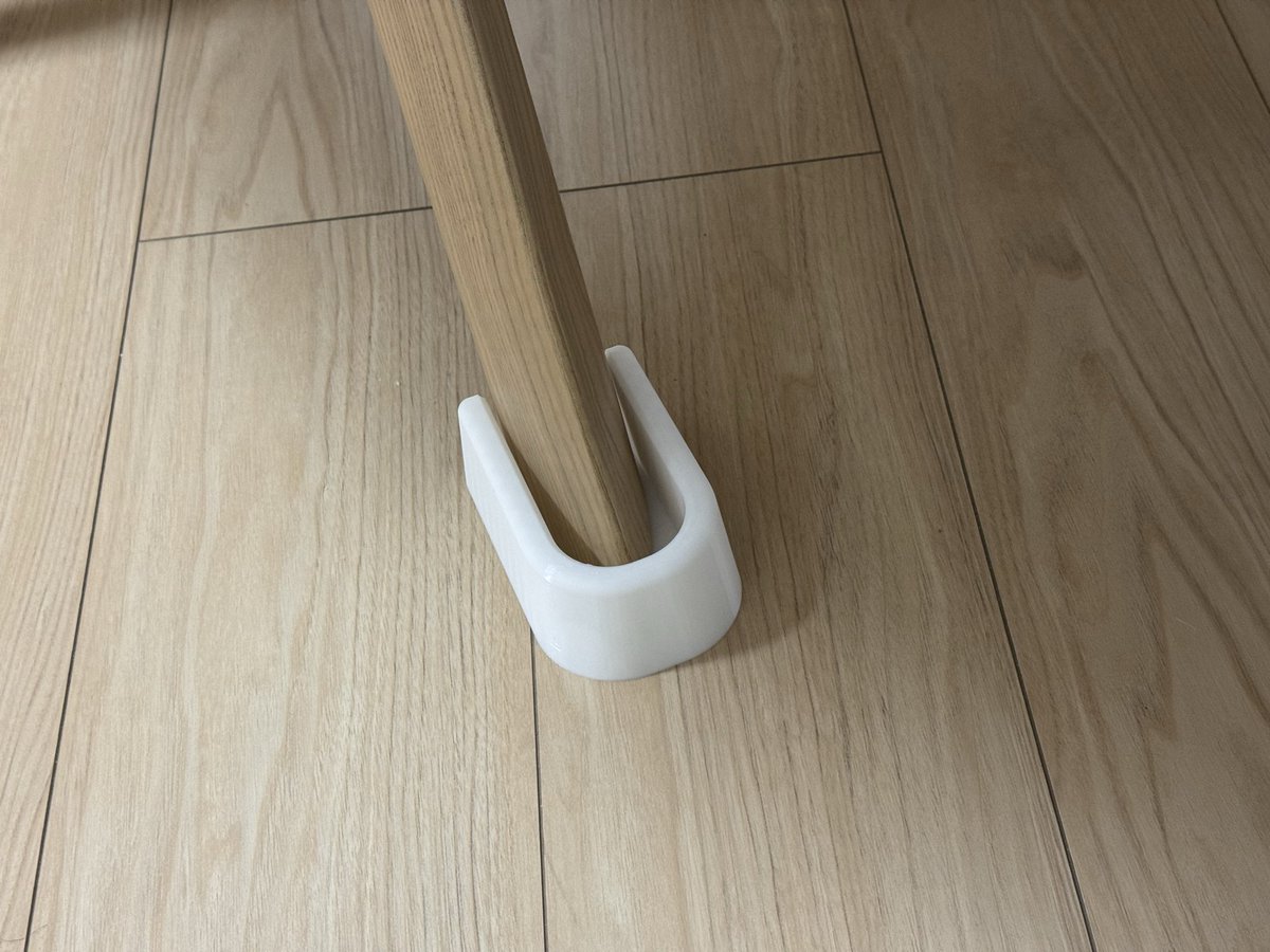 eco_ji's tweet photo. 柔らかい素材で初めて3Dプリントしてみました。TPUの95A

心配してたけど
結構綺麗に造形できて良き

早速机の足カバーで実戦投入🦶

幾度となく足の指を刈り取って来た食卓机ともこれで仲良くやっていけそう

この机縁がマジで鋭利すぎる https://t.co/uZ760PPzOL