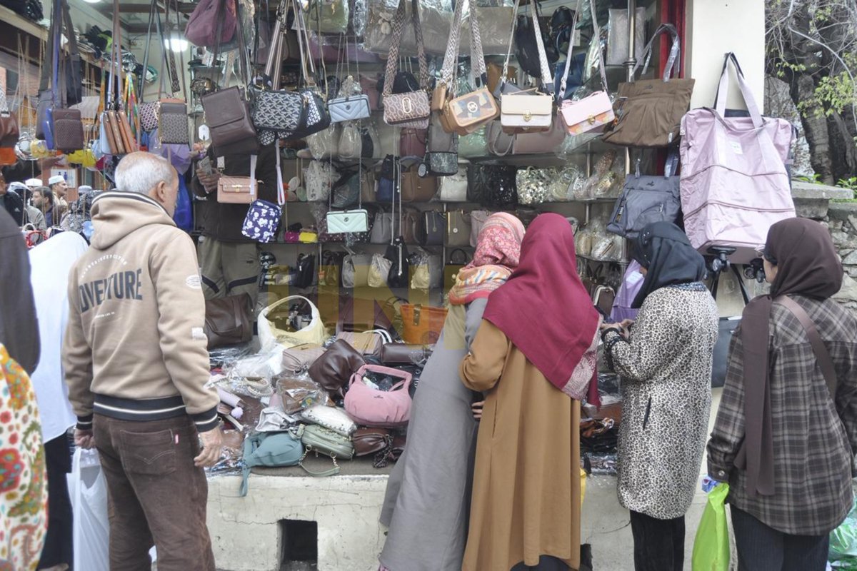 UNI_Photos's tweet photo. In Photos | Markets in Srinagar witness a surge in Eid shopping, with shoppers saying high prices are straining their budgets. 

📸: Shah Junaid / UNI 

#Srinagar | #Eid | #EidAlFitr | #JammuAndKashmir | #UNI https://t.co/RAZJ8j72gl