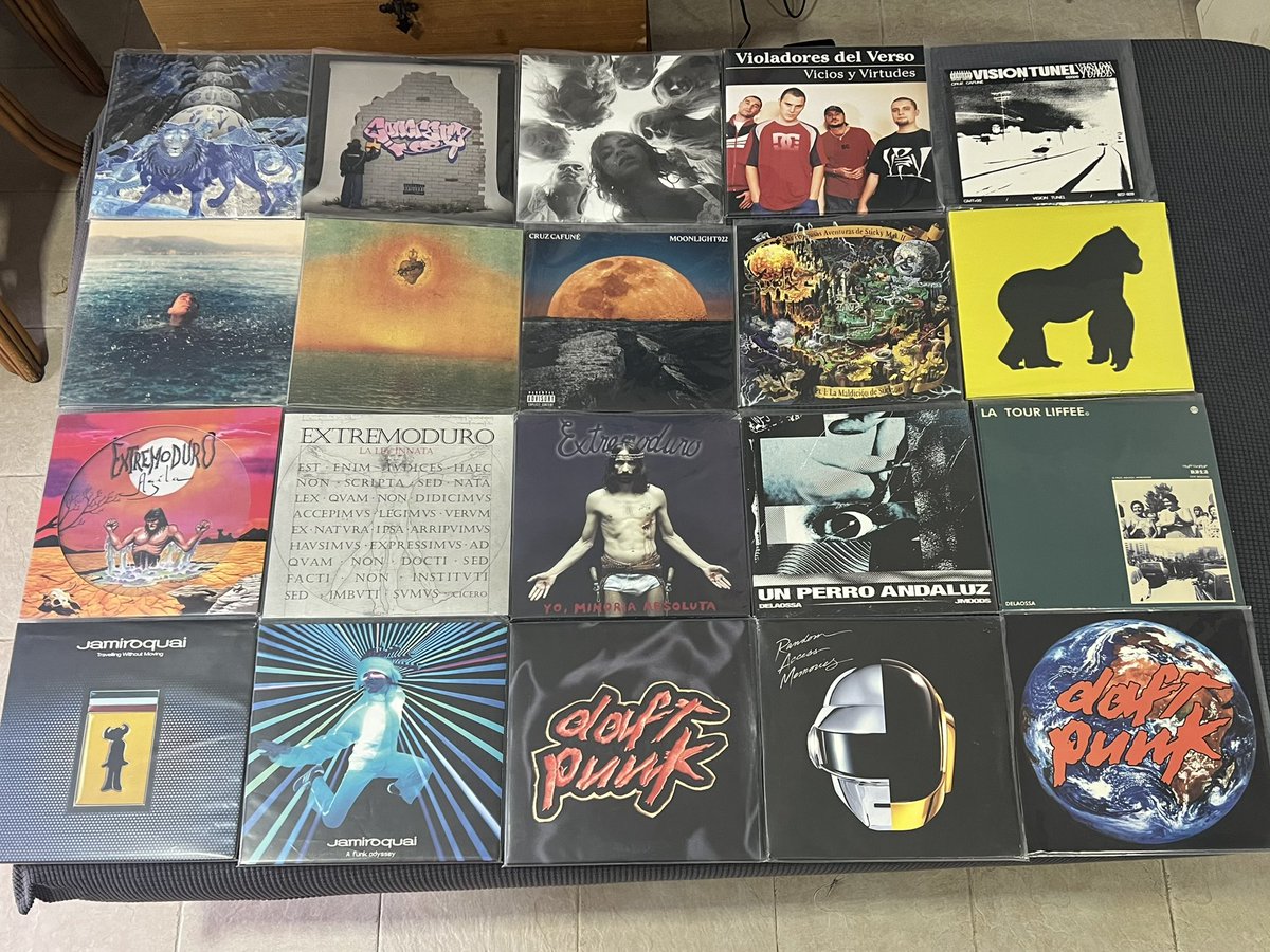 Robertolv09's tweet photo. Mi humilde colección de vinilos https://t.co/zJ6xmSPUu8