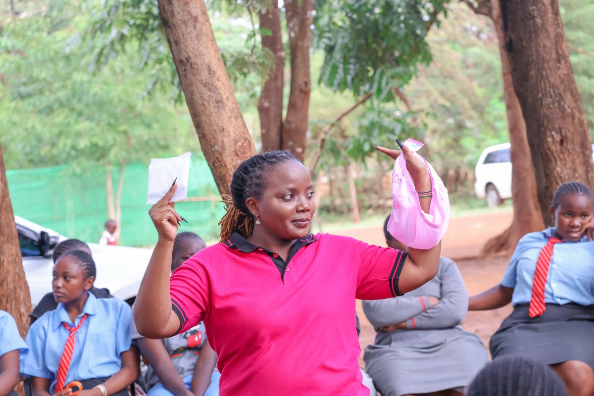 EspoirKenya's tweet image. 𝐂𝐡𝐚𝐧𝐠𝐢𝐧𝐠 𝐥𝐢𝐯𝐞𝐬, 𝐨𝐧𝐞 𝐠𝐢𝐫𝐥 𝐚𝐭 𝐚 𝐭𝐢𝐦𝐞 💙✨
Espoir Kenya was honored to support and donate sanitary towels to the amazing girls of St. Georges Primary School, Ruiru Town – Kiambu County.
#EspoirKenya #GirlChildEmpowerment #DignityForGirls #KeepGirlsInSchool