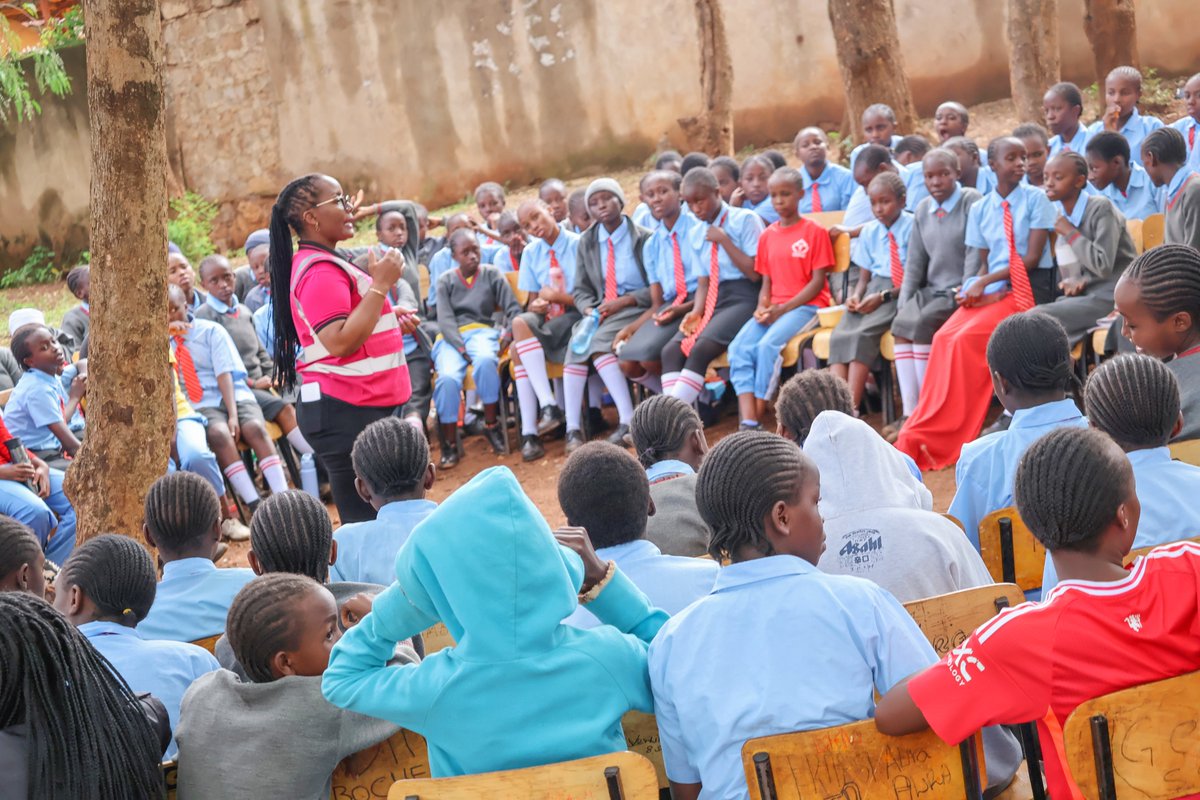 EspoirKenya's tweet image. 𝐂𝐡𝐚𝐧𝐠𝐢𝐧𝐠 𝐥𝐢𝐯𝐞𝐬, 𝐨𝐧𝐞 𝐠𝐢𝐫𝐥 𝐚𝐭 𝐚 𝐭𝐢𝐦𝐞 💙✨
Espoir Kenya was honored to support and donate sanitary towels to the amazing girls of St. Georges Primary School, Ruiru Town – Kiambu County.
#EspoirKenya #GirlChildEmpowerment #DignityForGirls #KeepGirlsInSchool