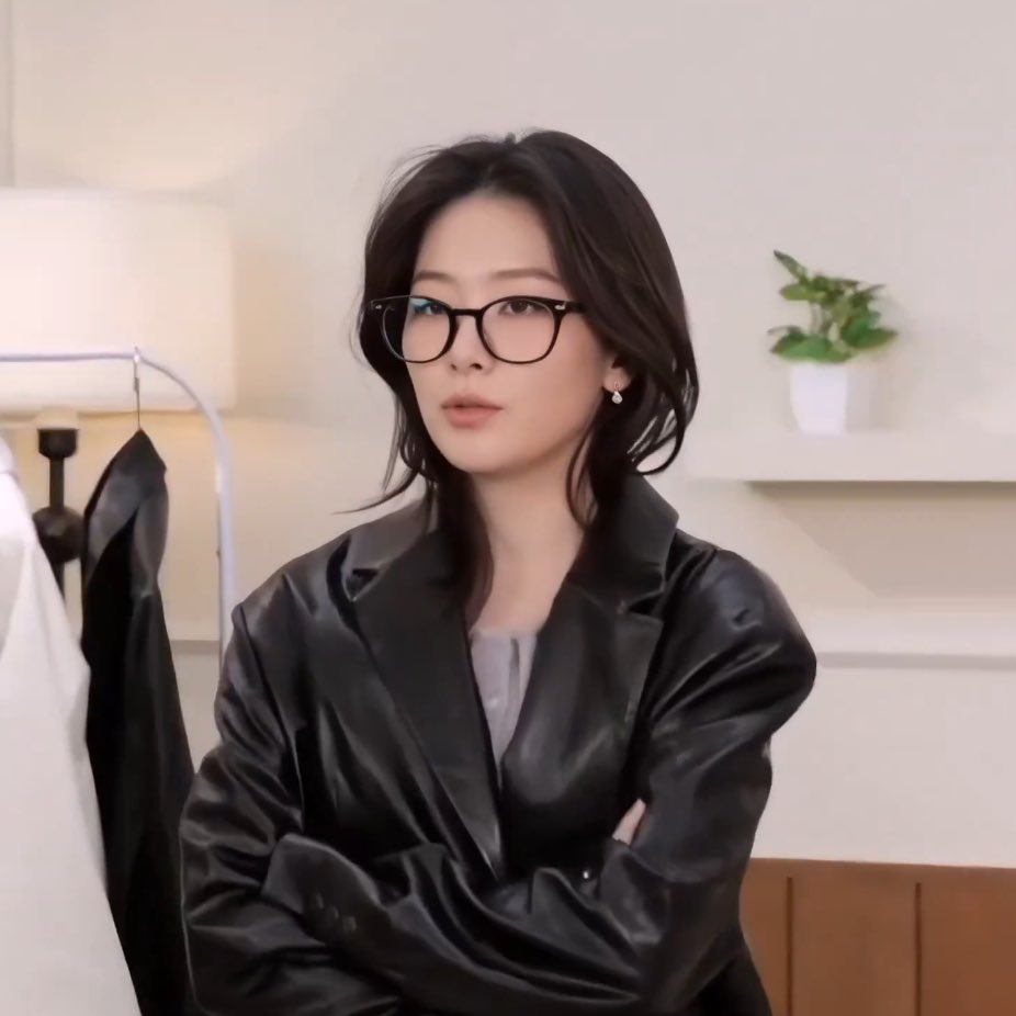 ‘ ไหนบอกว่าอยากมาช่วยจัดร้านไงคะ แค่นี้ก็บ่นแล้วหรอ ’

‘ ใครจะไปรู้ว่าให้มาช่วยจัดทั้งร้านเล่า ! ลูกน้องก็ไม่มี ’

‘ แล้วใครดื้อจะตามมาล่ะคะ เร็วค่ะ ของยังไม่ได้ขนเข้ามาอีกหลายกล่อง ’

‘ หึ ! ’